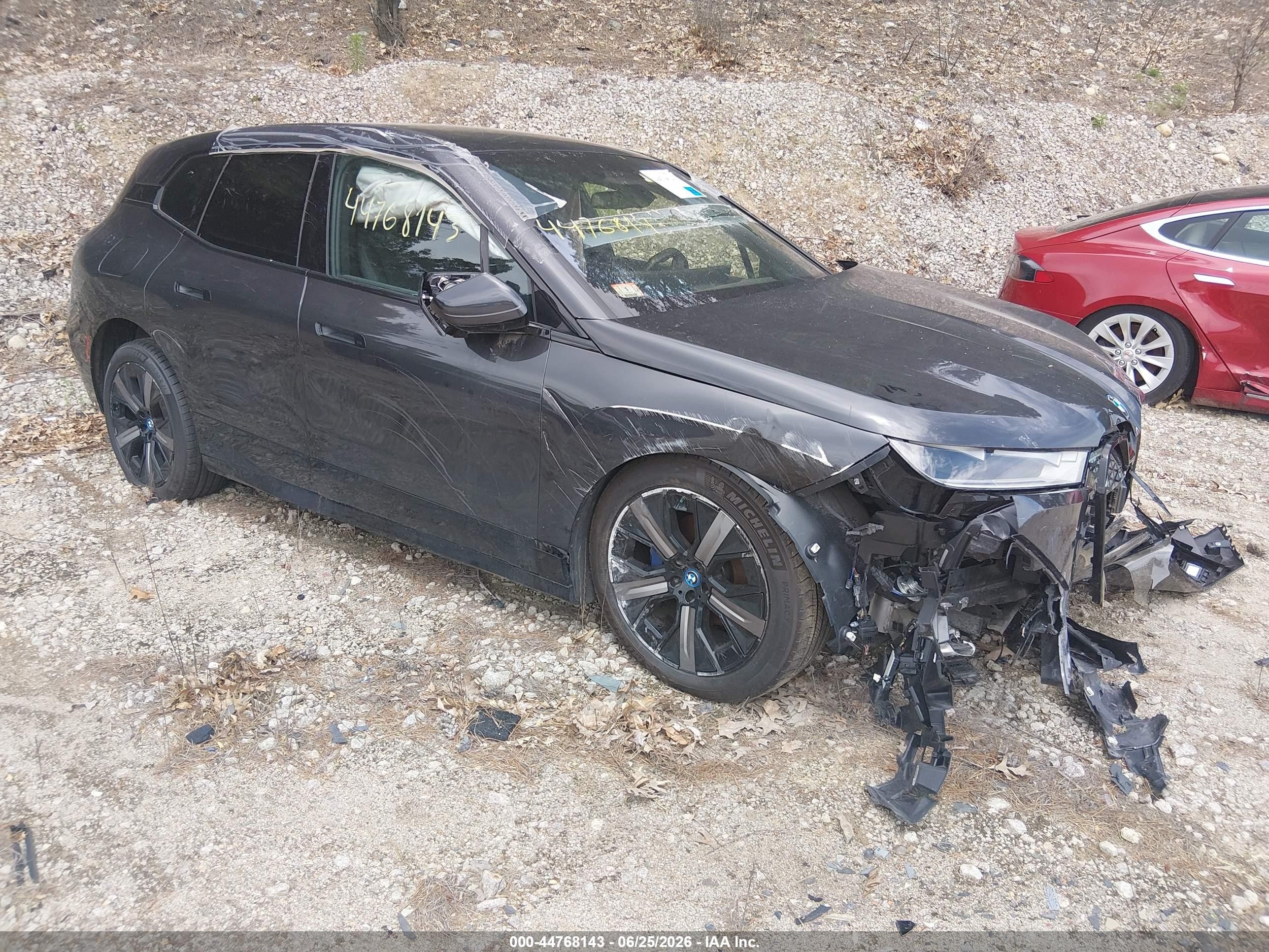 2024 BMW iX xDrive50, VIN WB523CF08RCR01827 — Перед