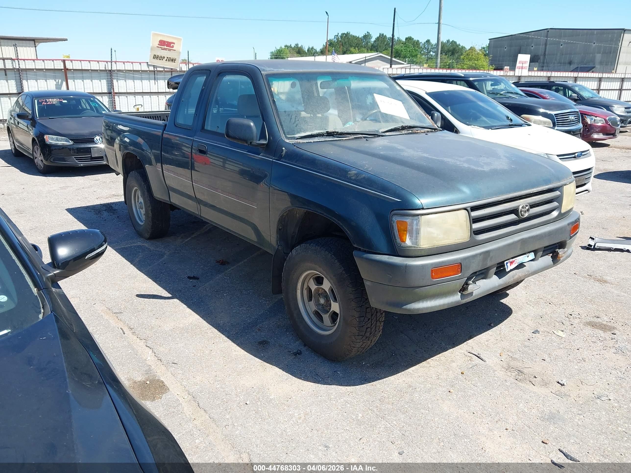 1995 Toyota T100 DX, VIN JT4VD22E5S0010072 — Front end