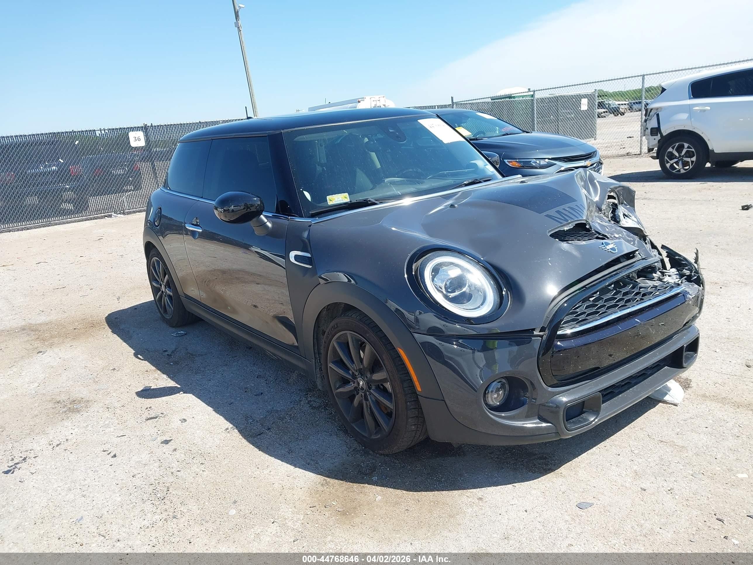 2020 MINI Hardtop Cooper S, VIN WMWXR5C0XL2M03261 — Перед