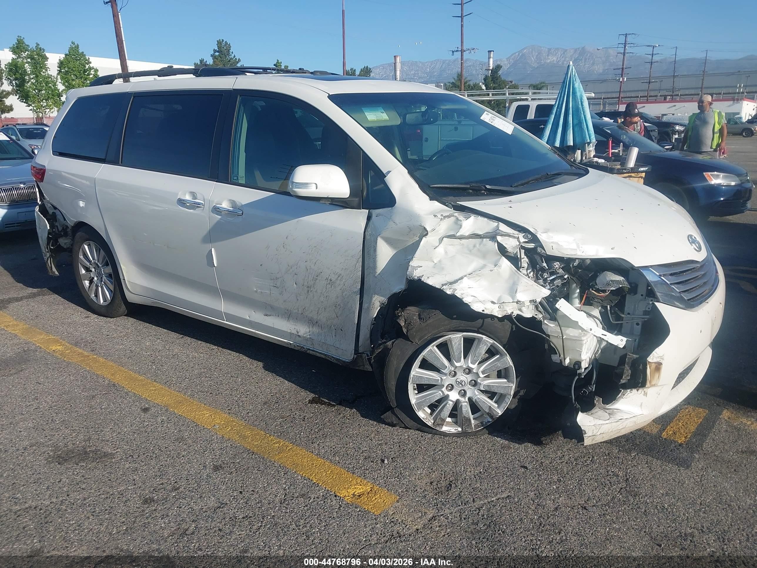 2017 Toyota Sienna XLE, VIN 5TDYZ3DC5HS882838 — Side