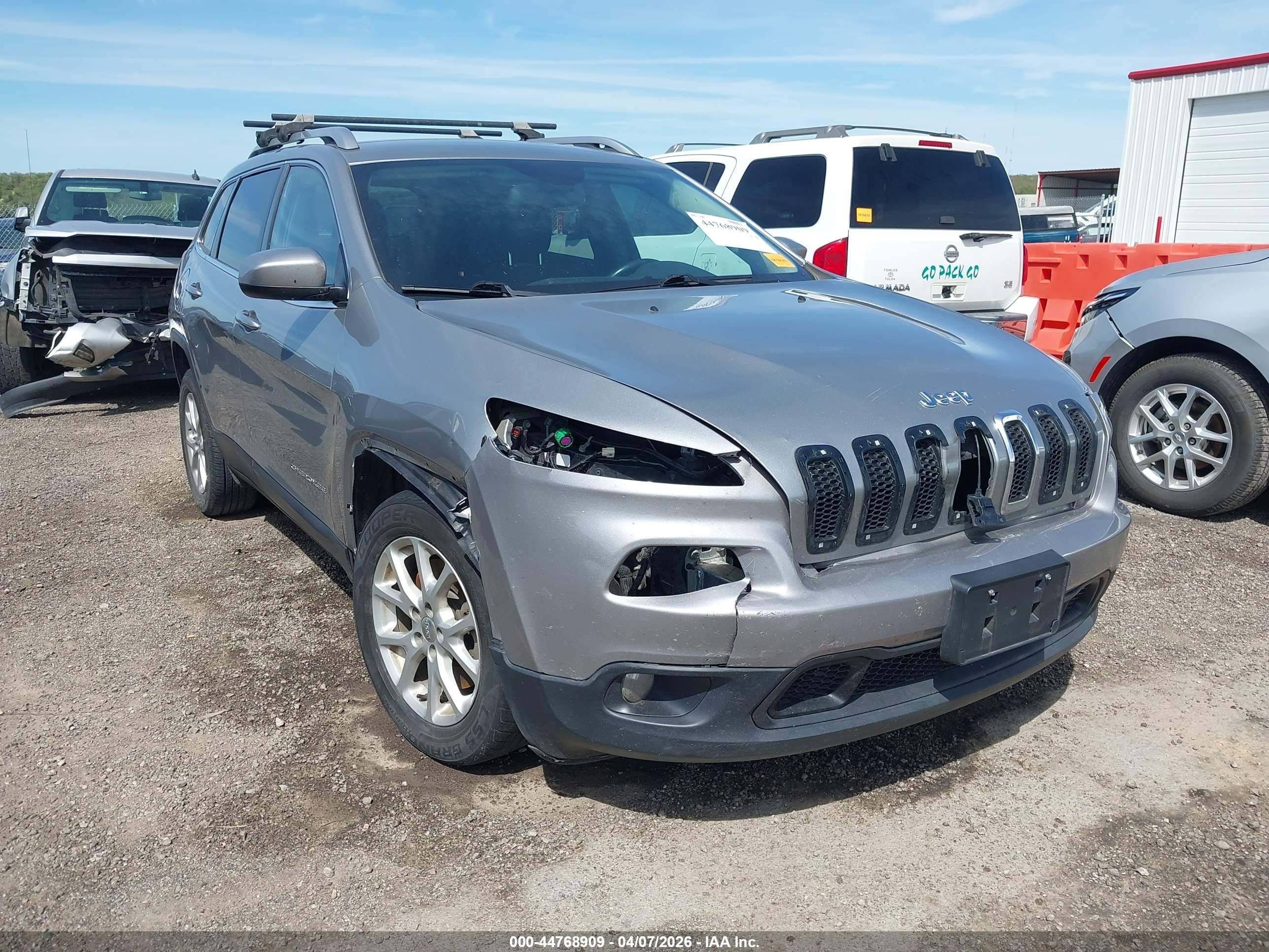 2015 Jeep Cherokee Latitude, VIN 1C4PJLCB8FW683677 — Перед