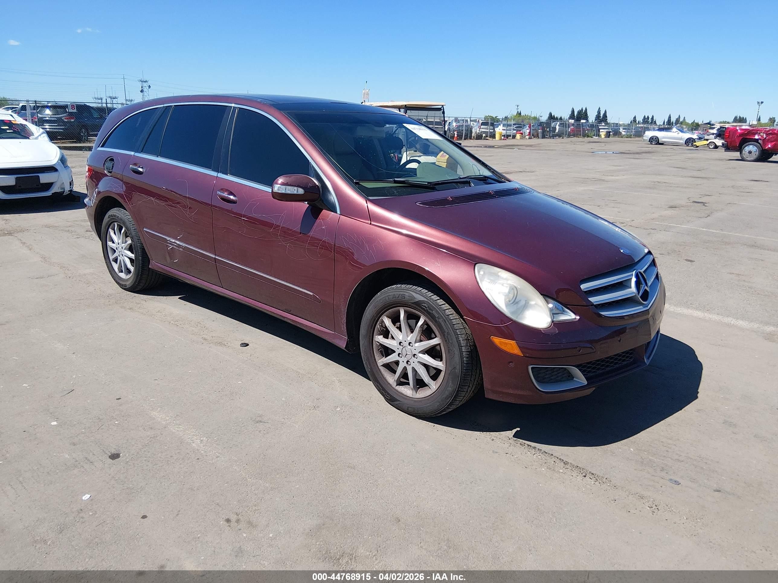 2007 Mercedes-Benz R 3.5L, VIN 4JGCB65E17A044510 — Side