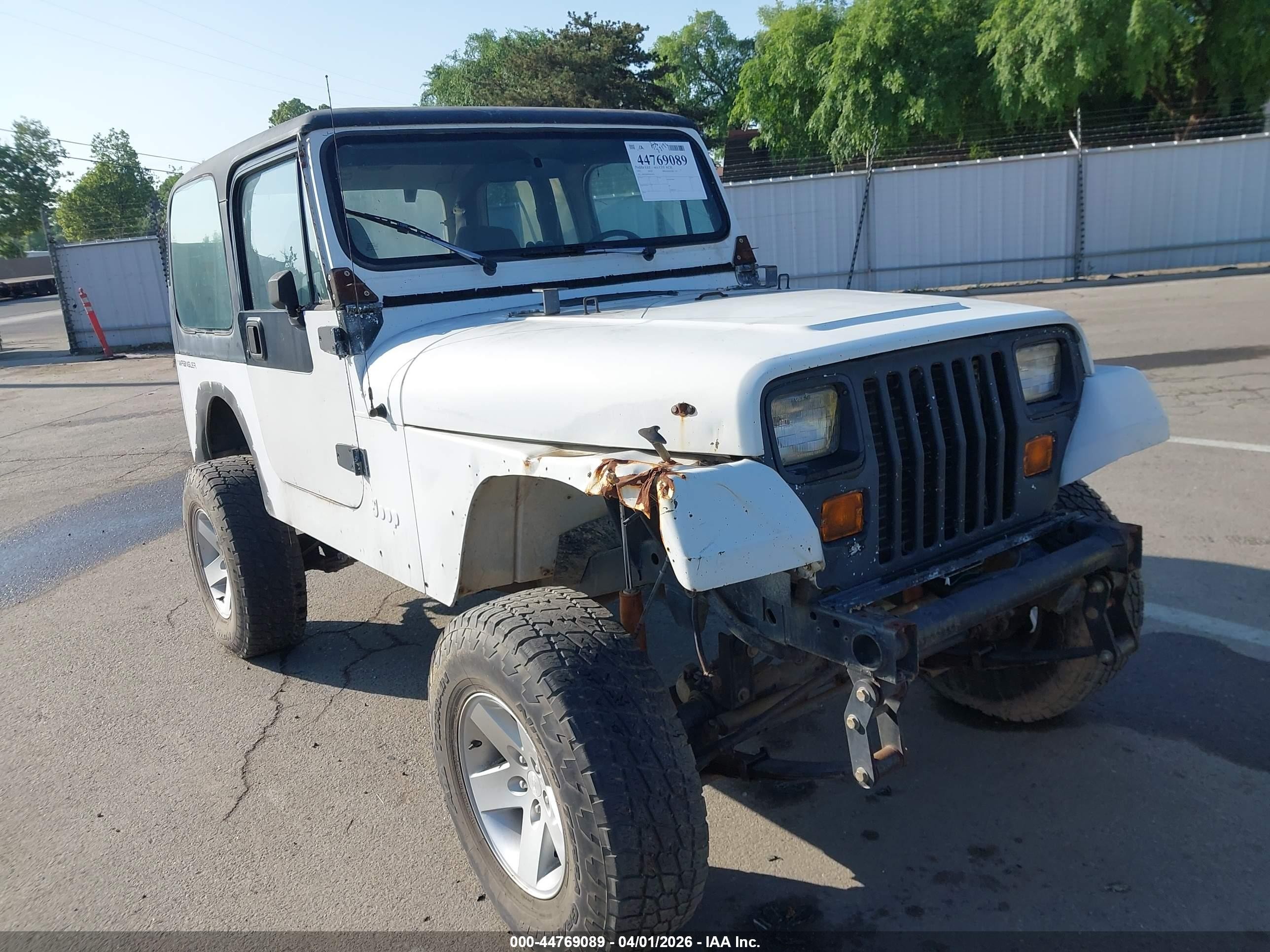 1992 Jeep Wrangler S, VIN 2J4FY19P6NJ535834 — Front end