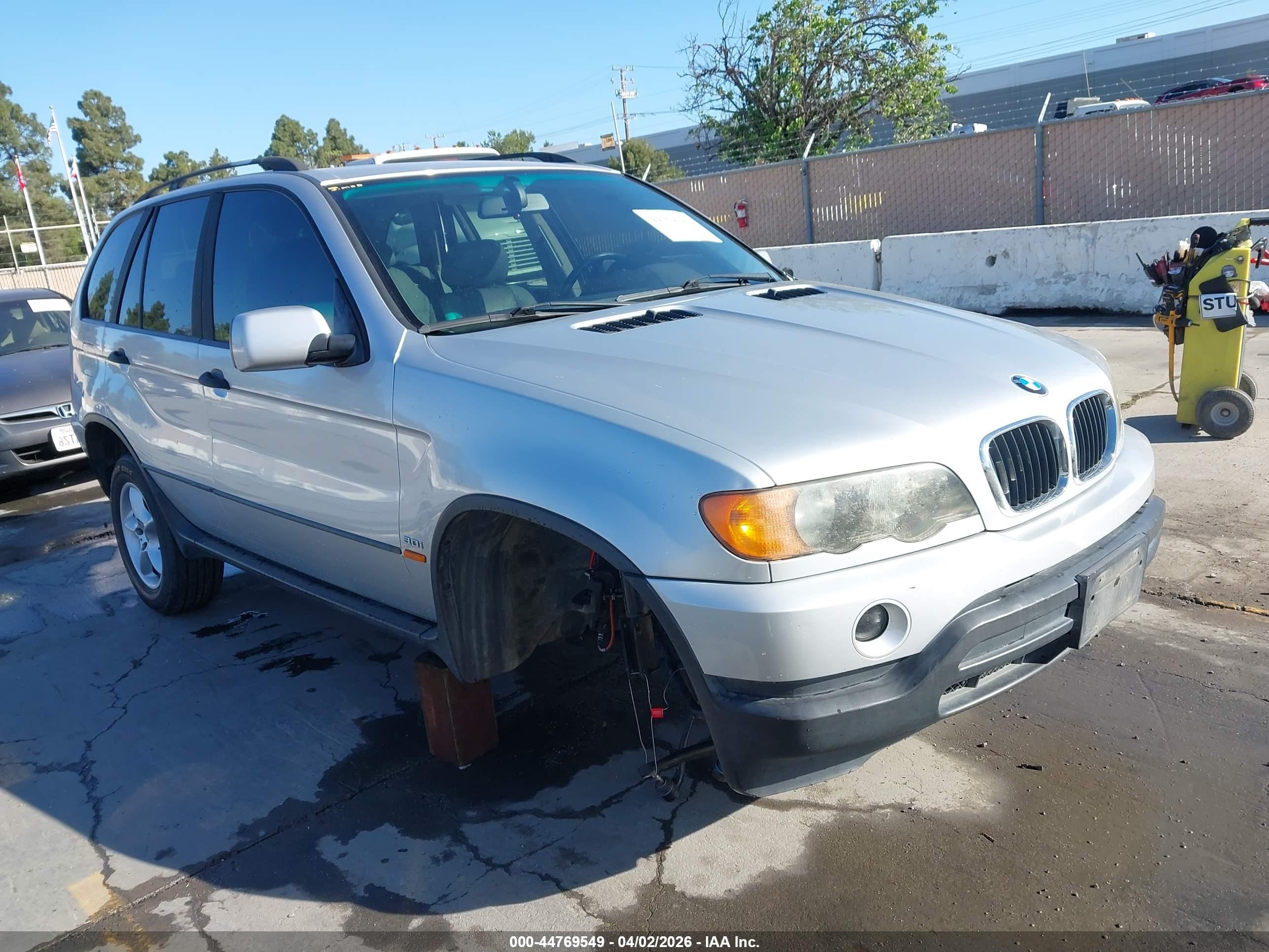 2001 BMW X5 3.0i, VIN WBAFA53521LM86545 — Перед