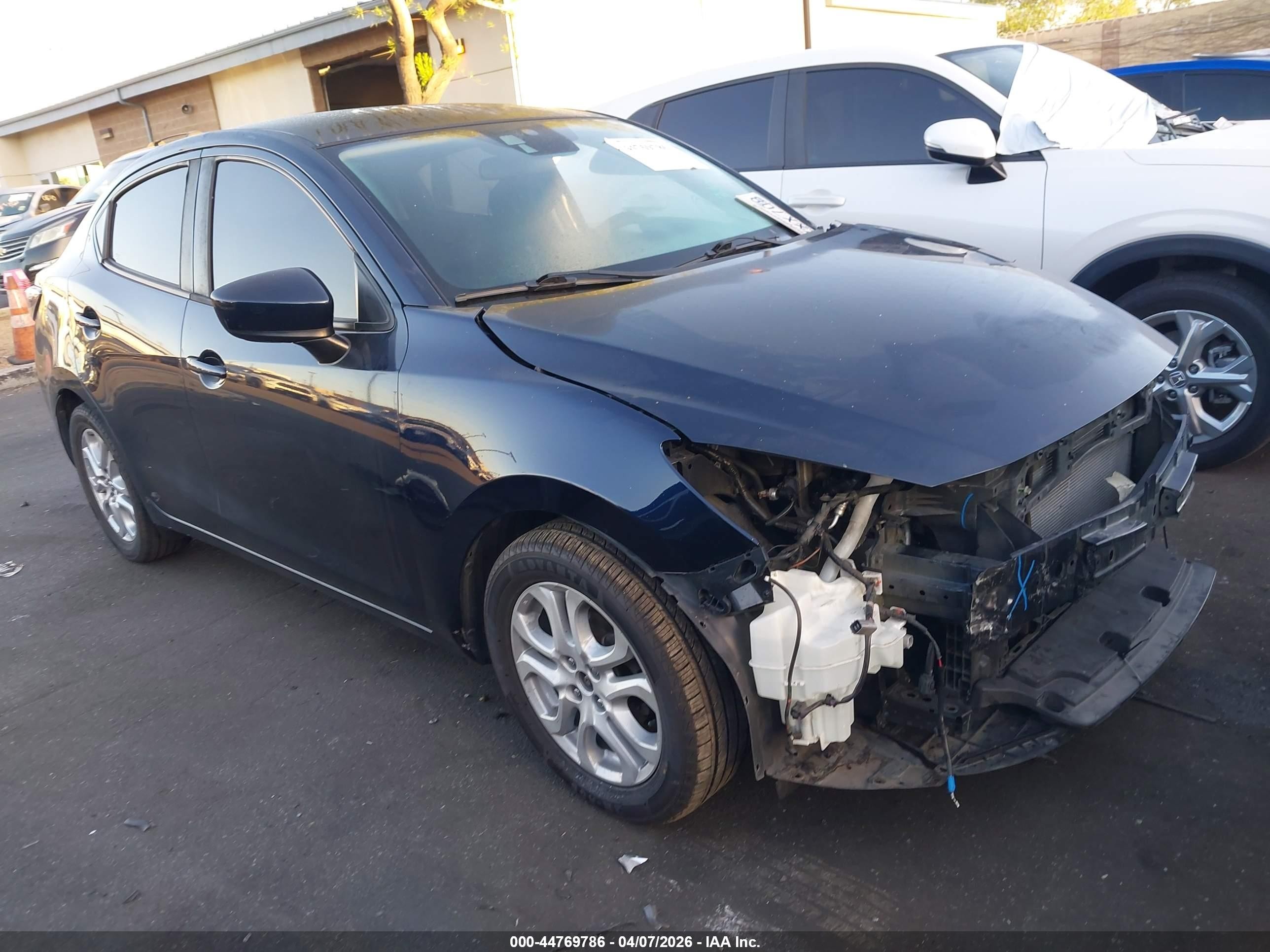 2017 Toyota Yaris, VIN 3MYDLBYV1HY194528 — Front end