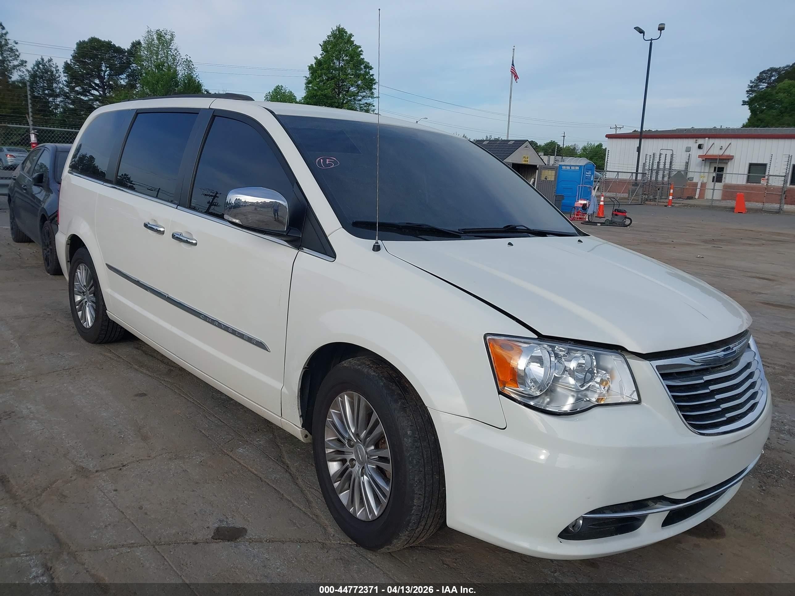 2013 Chrysler Town & Country Touring L, VIN 2C4RC1CG7DR745823 — Front end