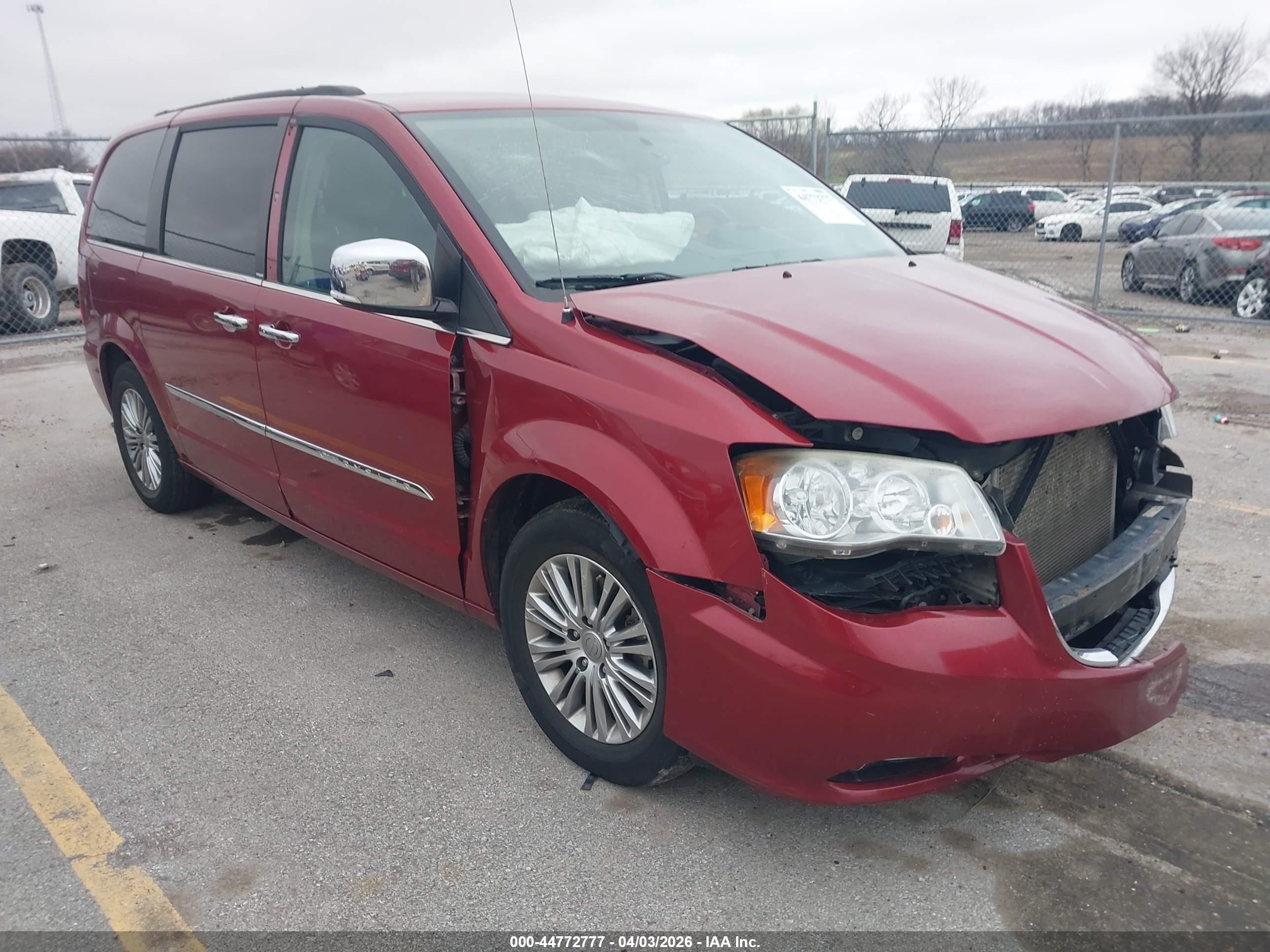 2014 Chrysler Town & Country Touring, VIN 2C4RC1CG6ER169384 — Front end