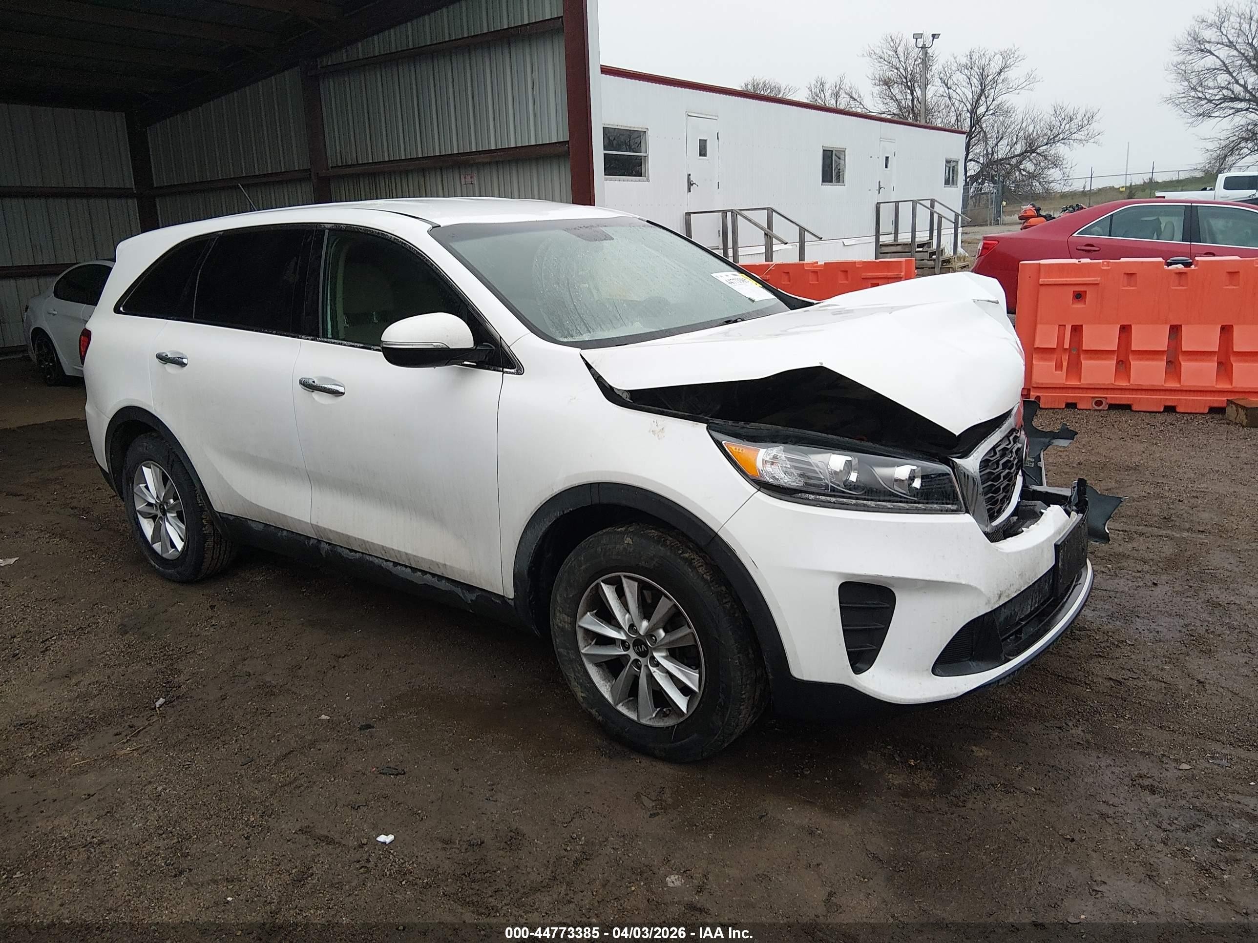 2019 Kia Sorento L, VIN 5XYPG4A32KG500913 — Front end