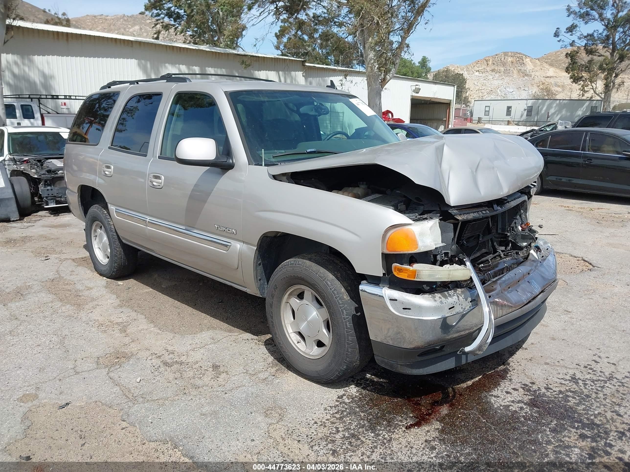 2006 GMC Yukon SLE, VIN 1GKEC13V26R142949 — Front end