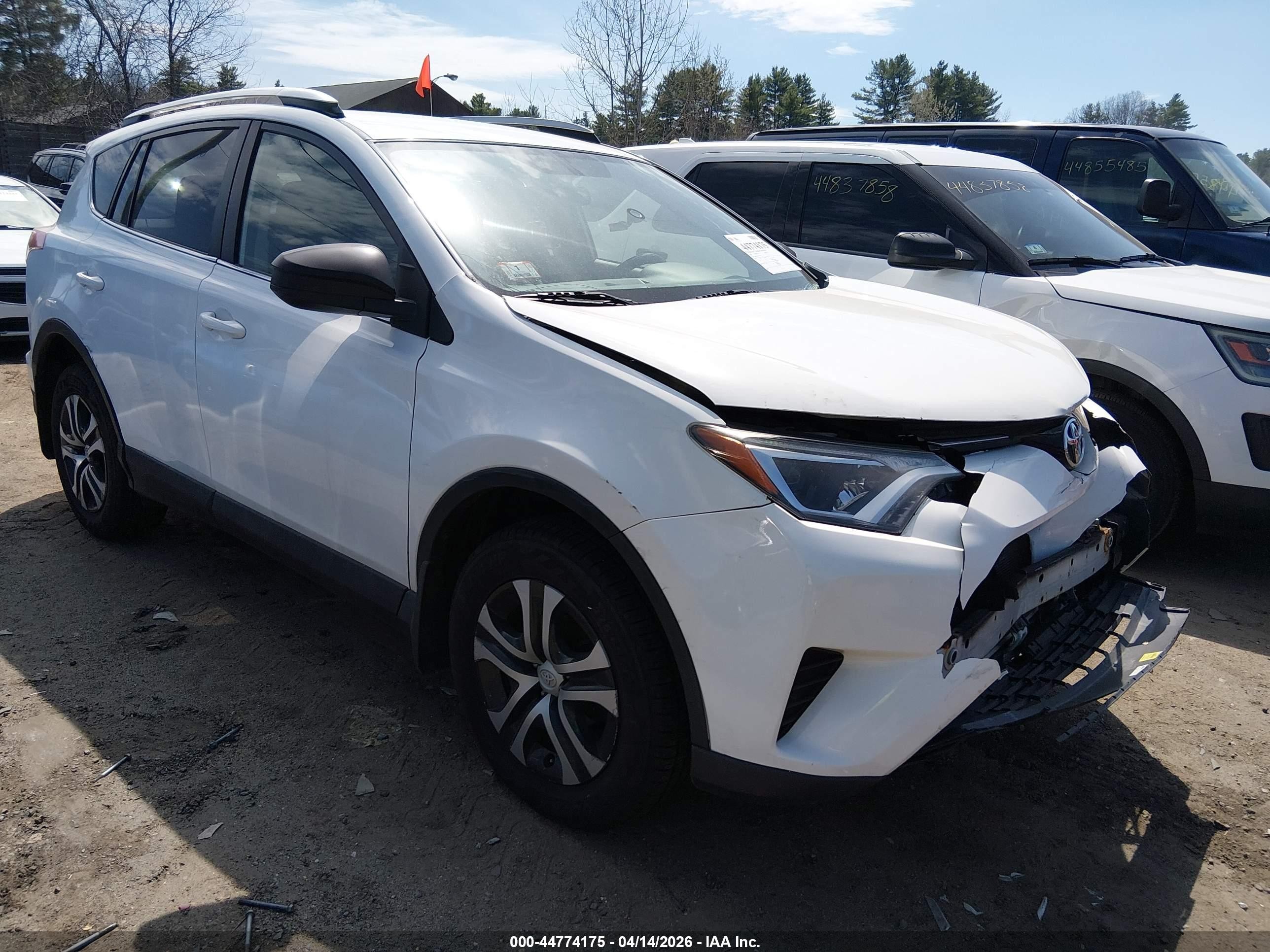 2016 Toyota RAV4 LE, VIN JTMBFREV5GJ102592 — Front end