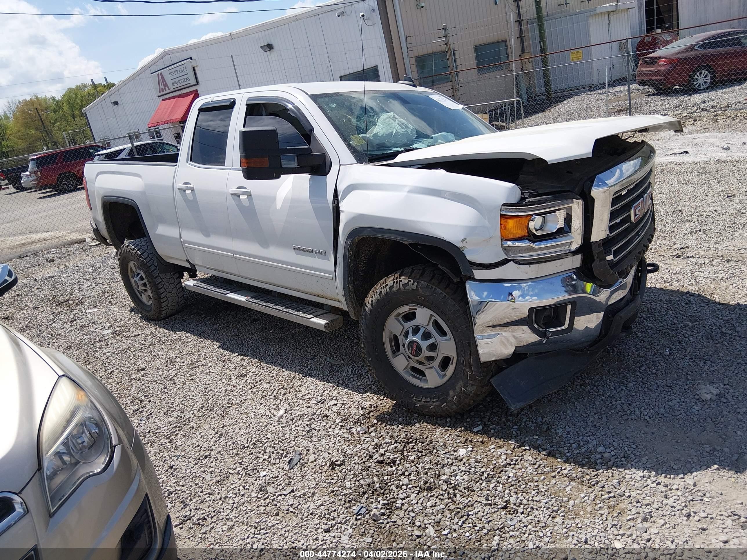 2017 GMC Sierra 2500HD SLE, VIN 1GT21SEG8HZ401908 — Front end