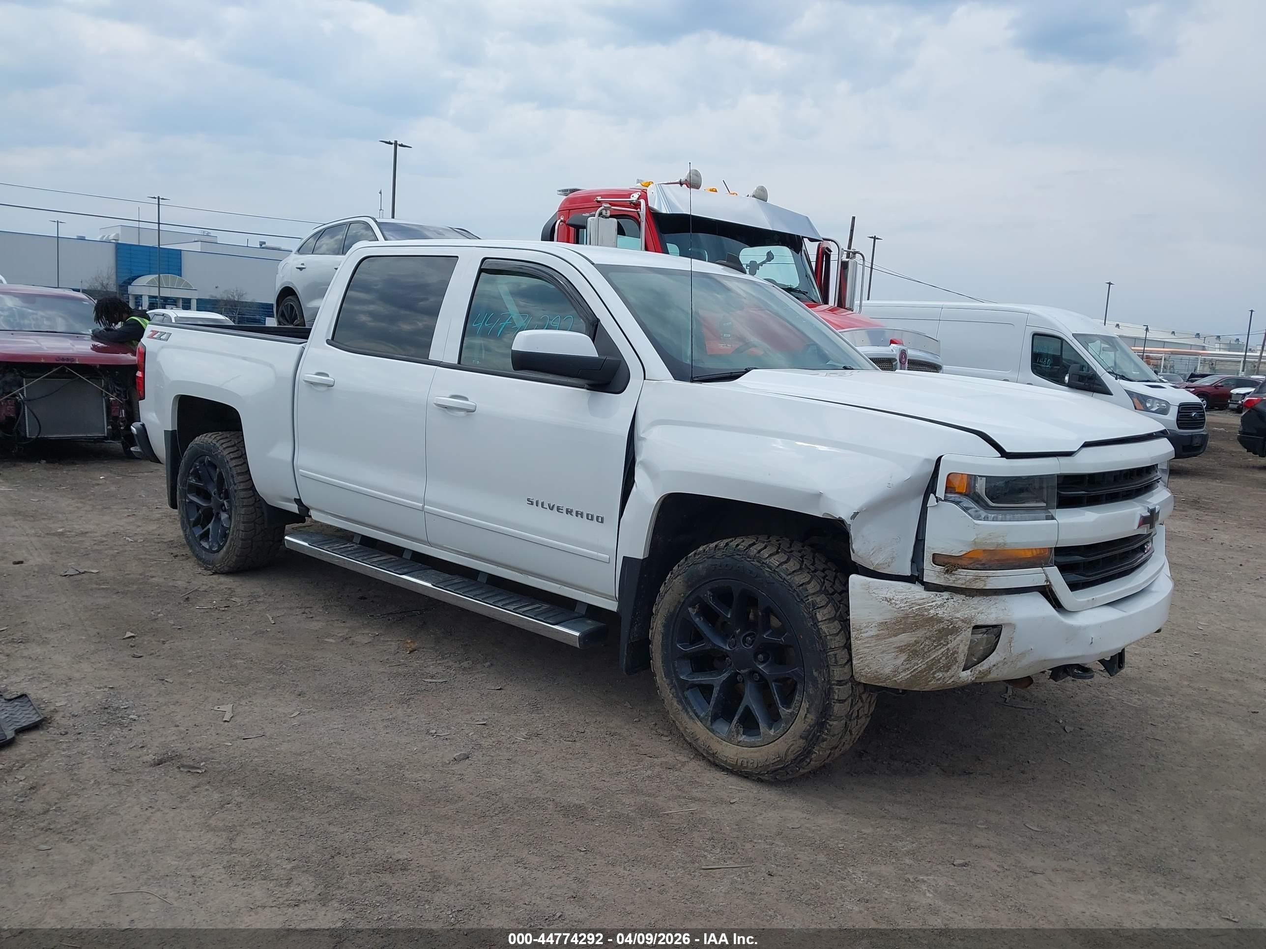 2018 Chevrolet Silverado 1500 LT, VIN 3GCUKREC9JG435275 — Front end