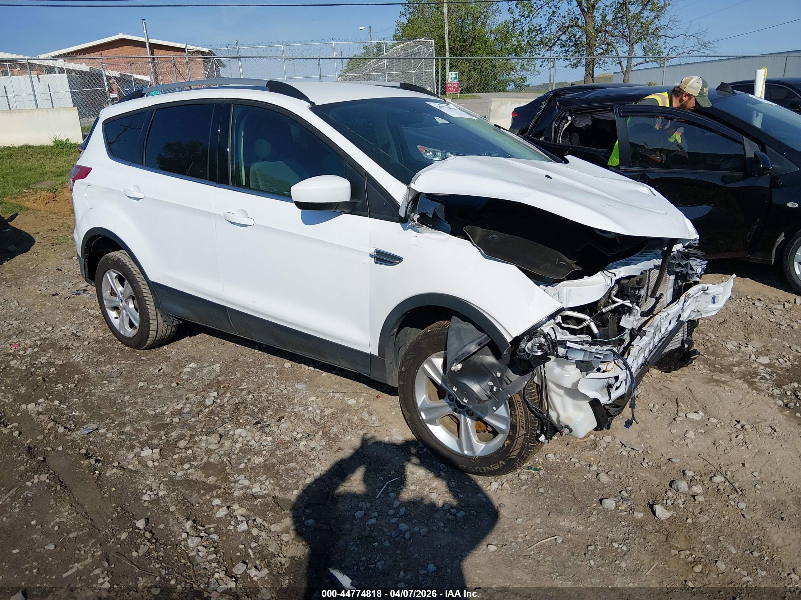 2015 Ford Escape SE, VIN 1FMCU9GXXFUB80299 — Front end