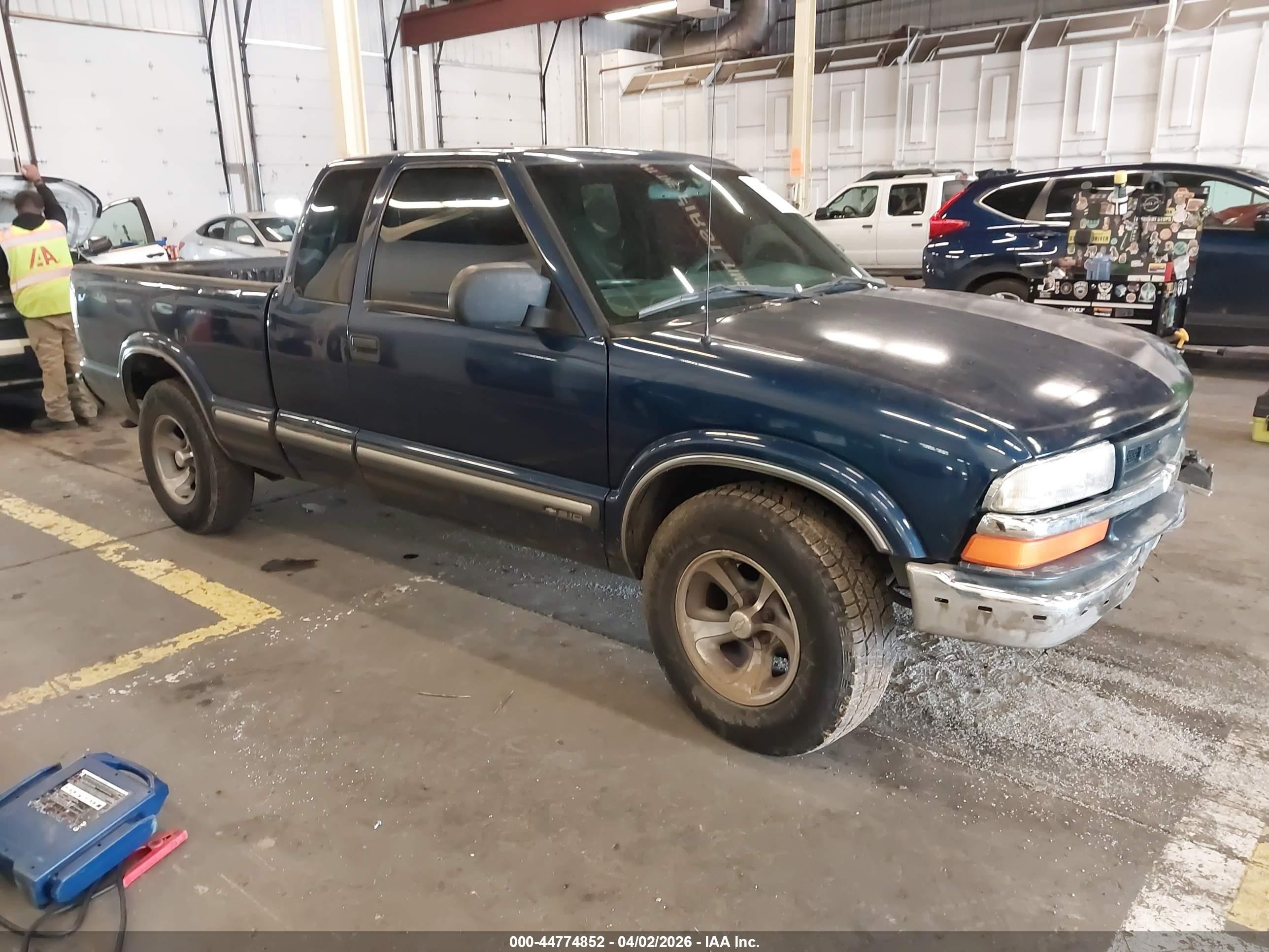 2000 Chevrolet S-10 LS, VIN 1GCCS1940YK103793 — Front end