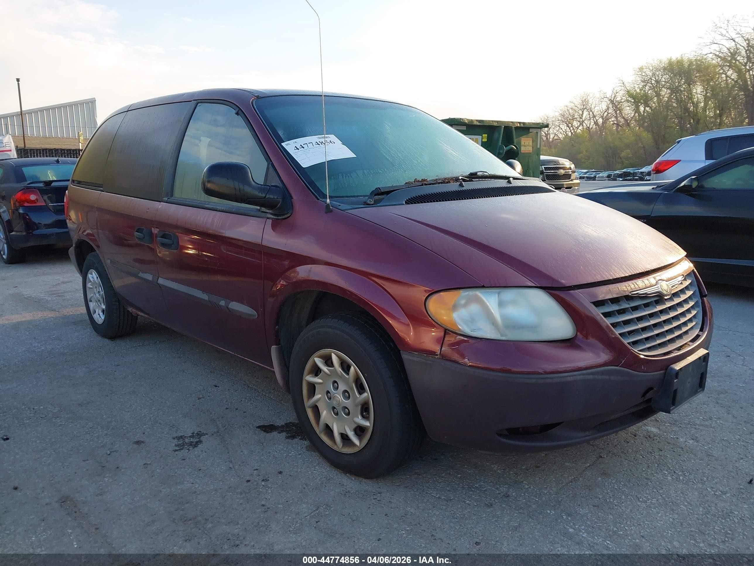 2002 Chrysler Voyager, VIN 1C4GJ25362B501380 — Front end