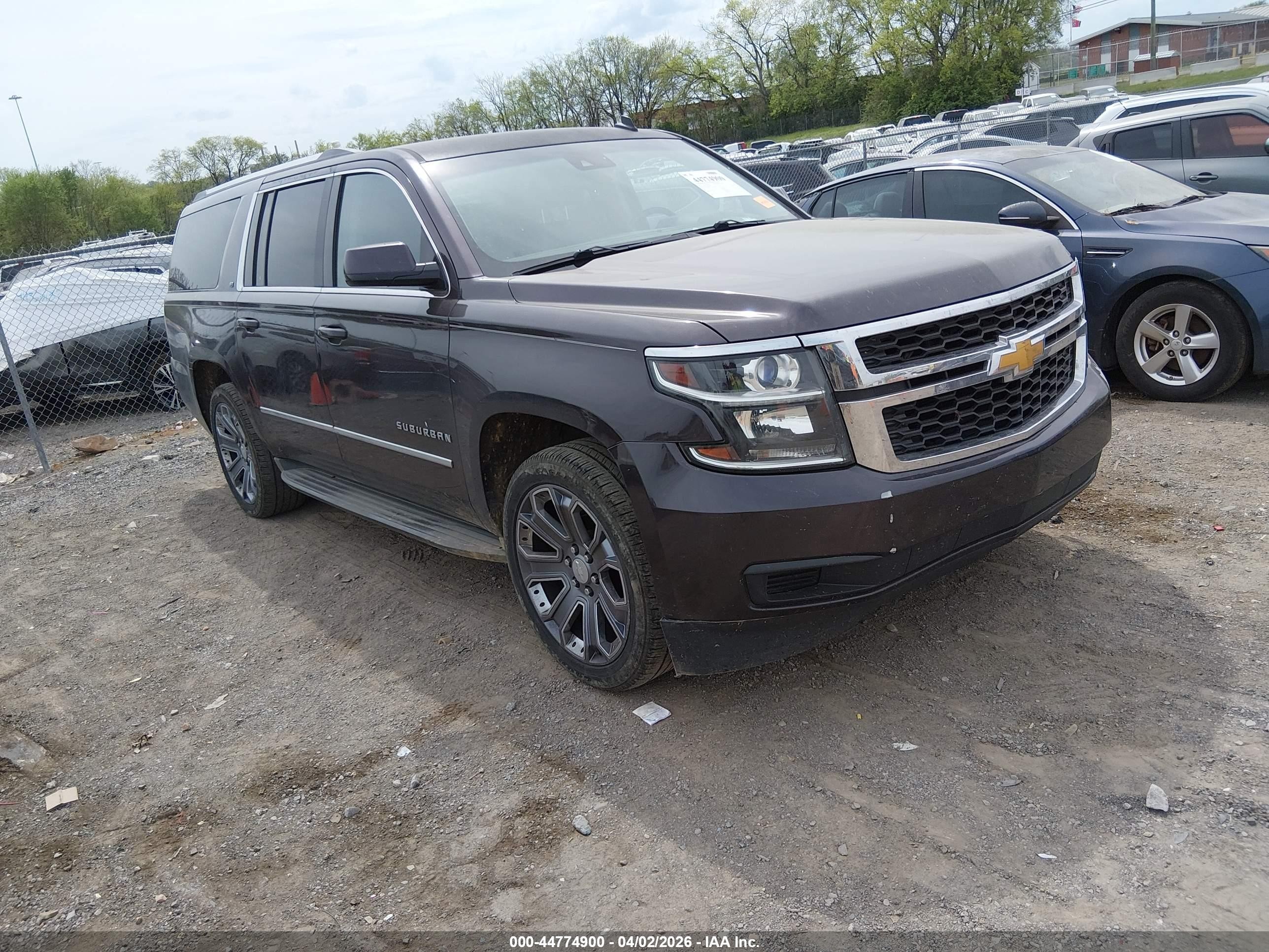 2015 Chevrolet Suburban LT, VIN 1GNSCJKC0FR235894 — Front end