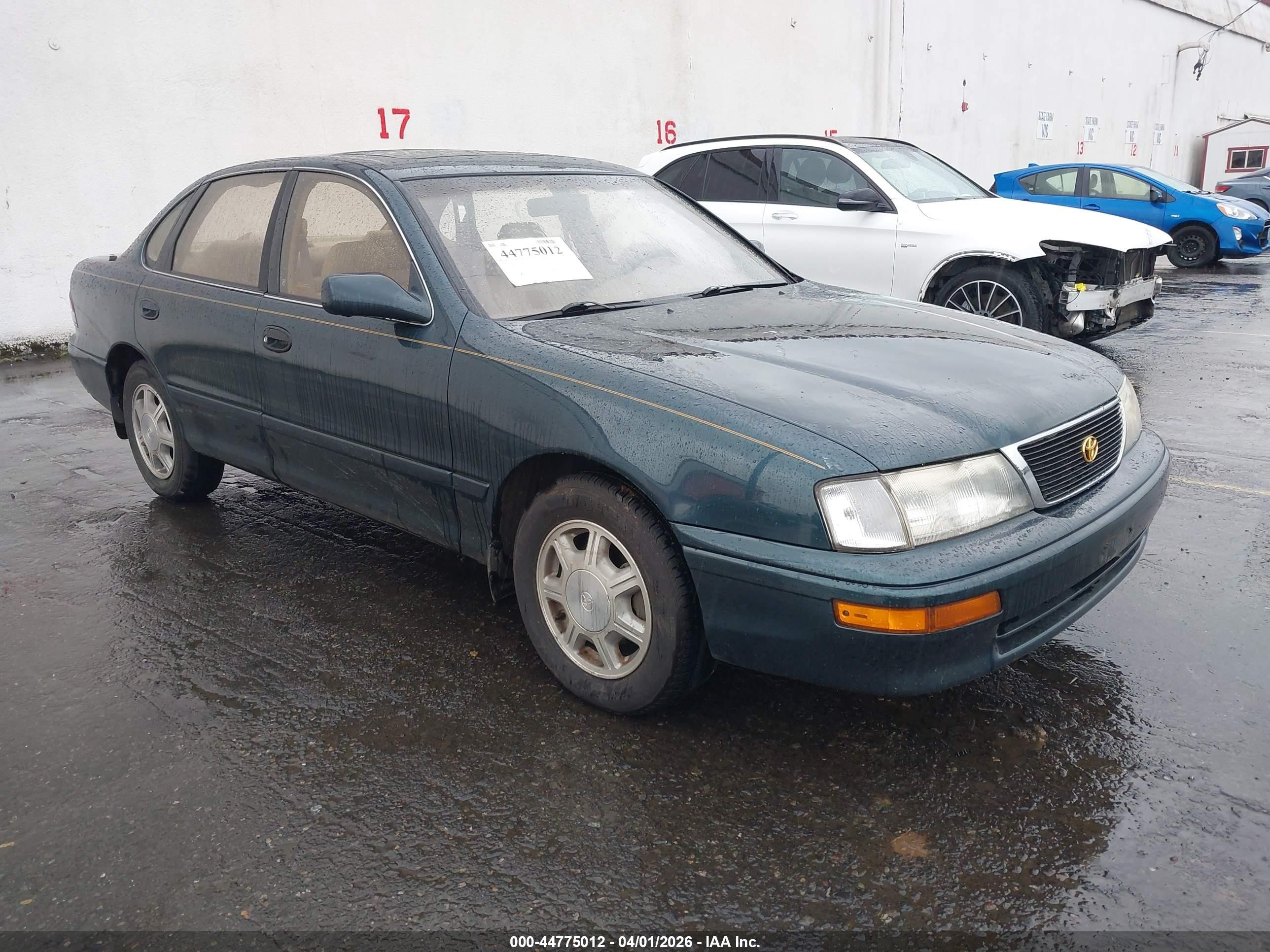 1995 Toyota Avalon XLS, VIN 4T1GB11EXSU064837 — Rear end