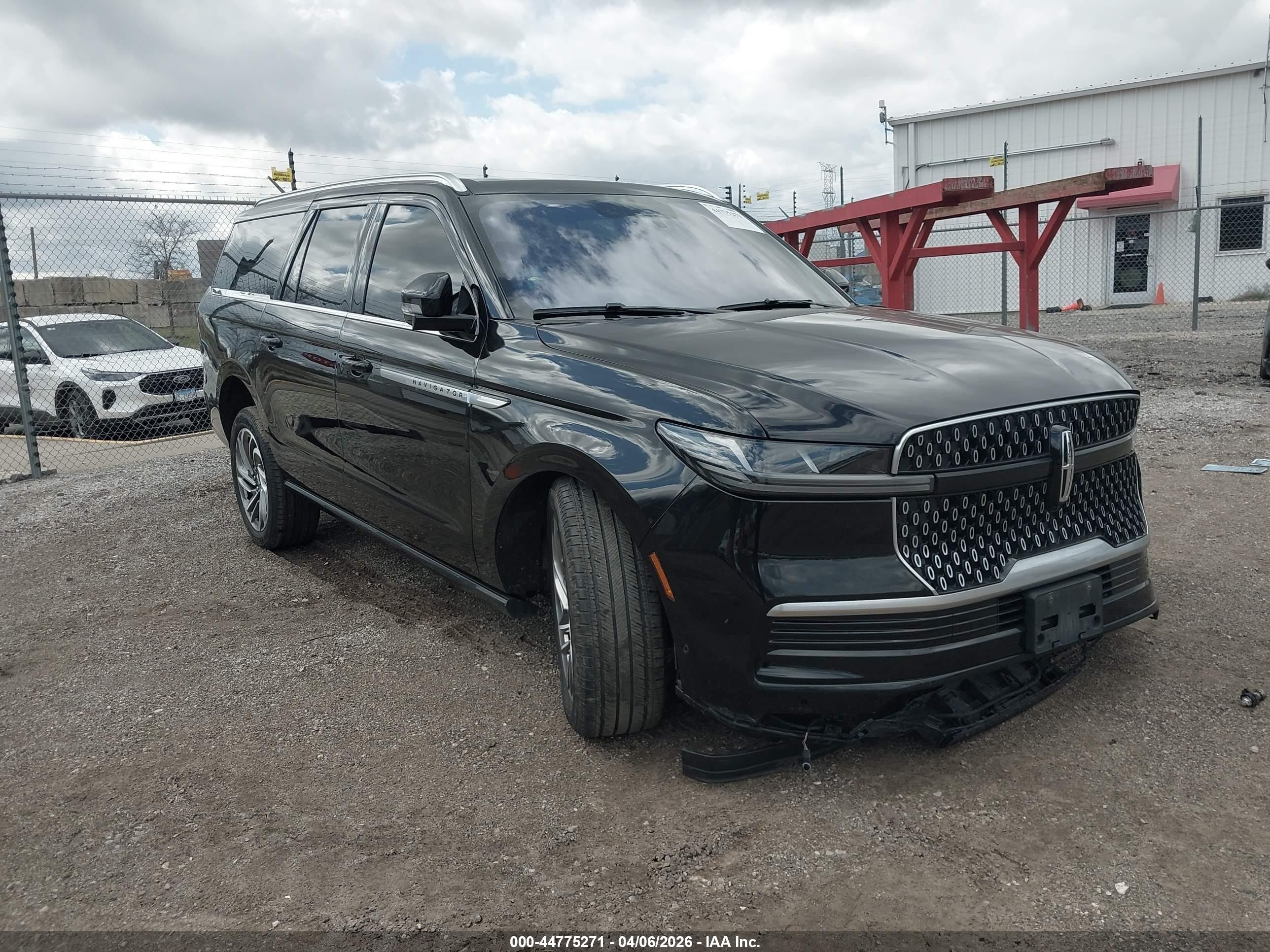 2025 Lincoln Navigator Reserve, VIN 5LMJJ3LG2SEL01069 — Front end