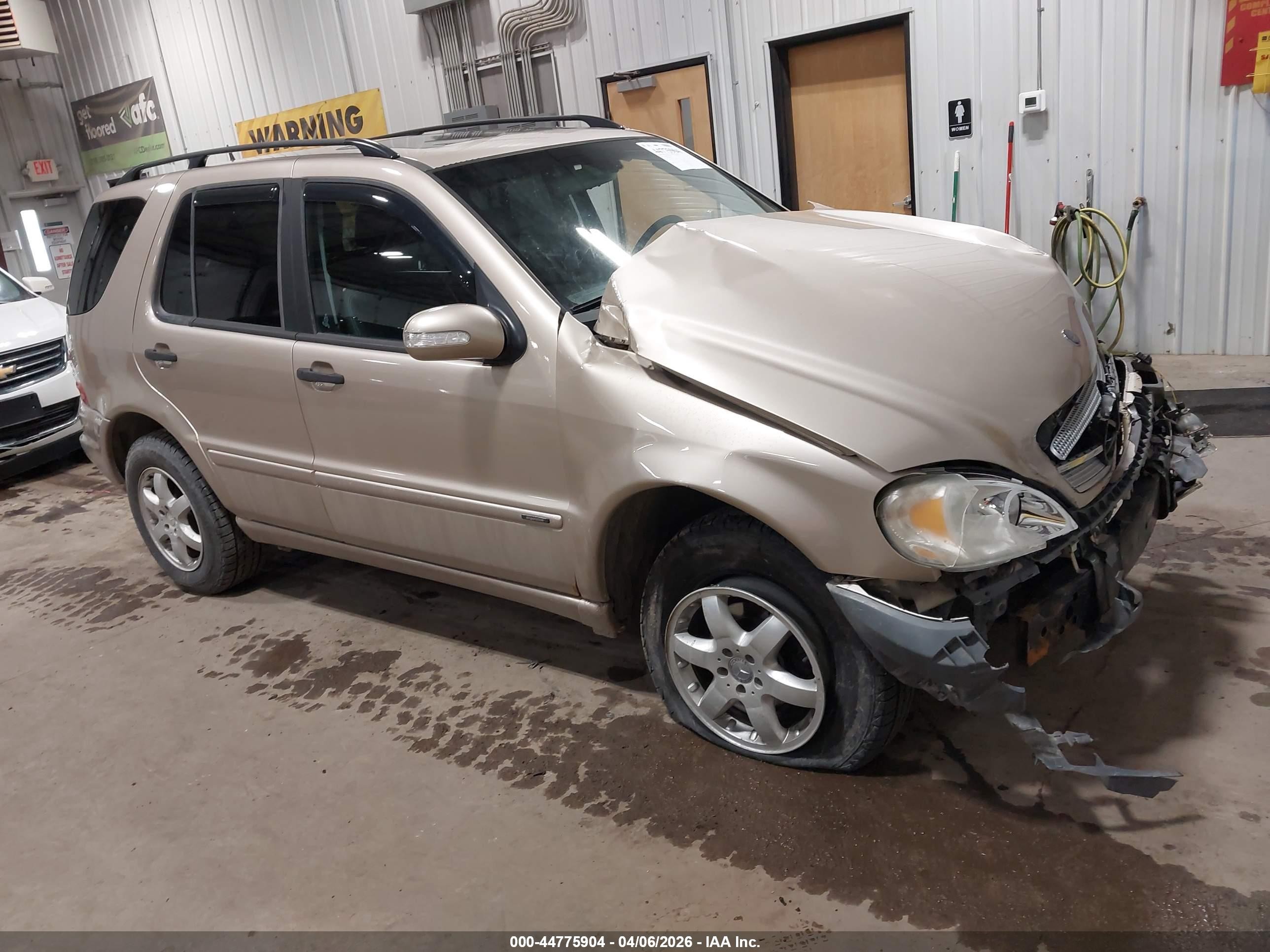 2004 Mercedes-Benz M 350, VIN 4JGAB57E54A487463 — Front end