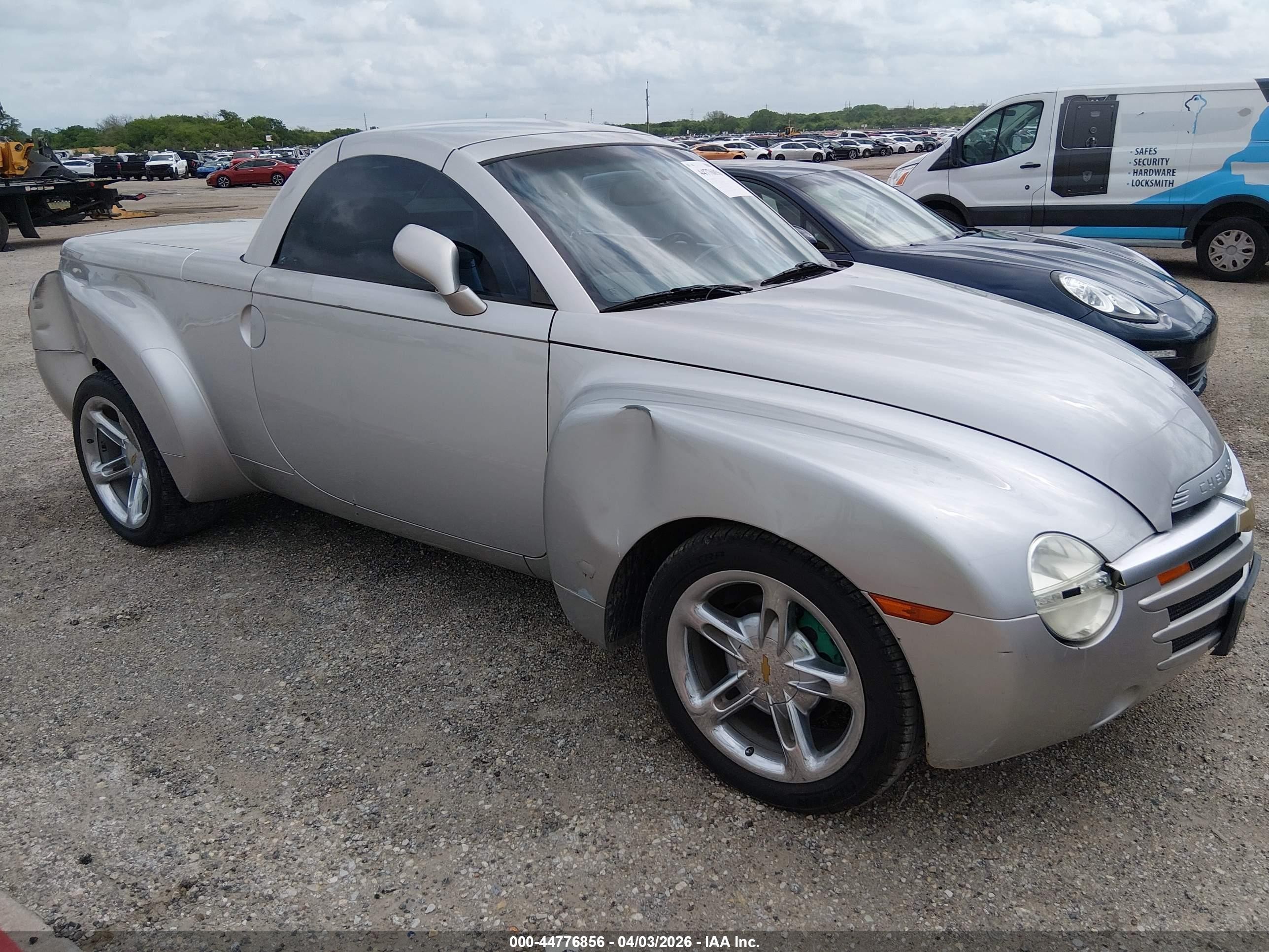 2005 Chevrolet SSR LS, VIN 1GCES14H75B114899 — Side