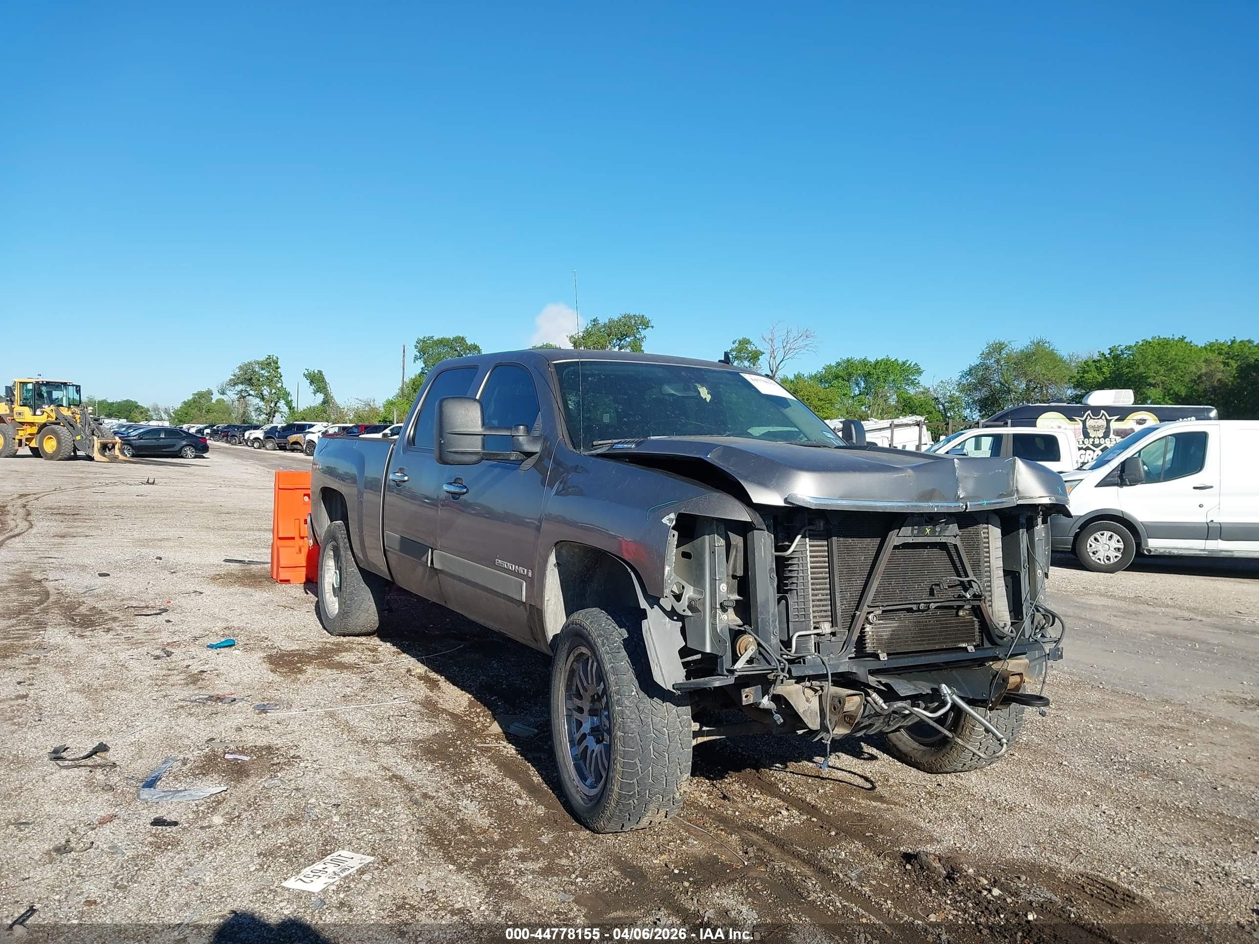 2007 Chevrolet Silverado 2500HD 1LT, VIN 1GCHK23627F559632 — Front end