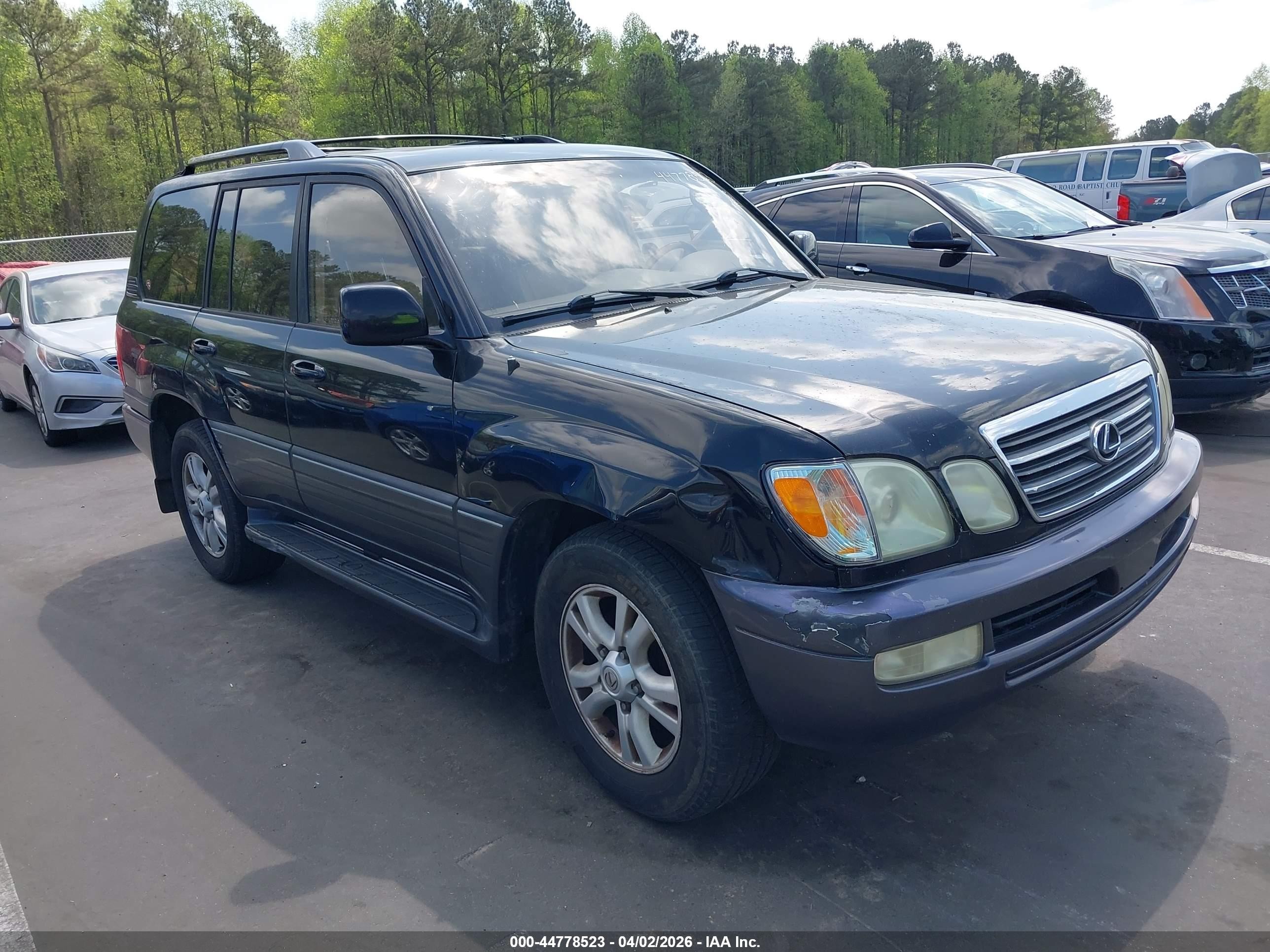 2003 Lexus LX 470, VIN JTJHT00W333532941 — Front end