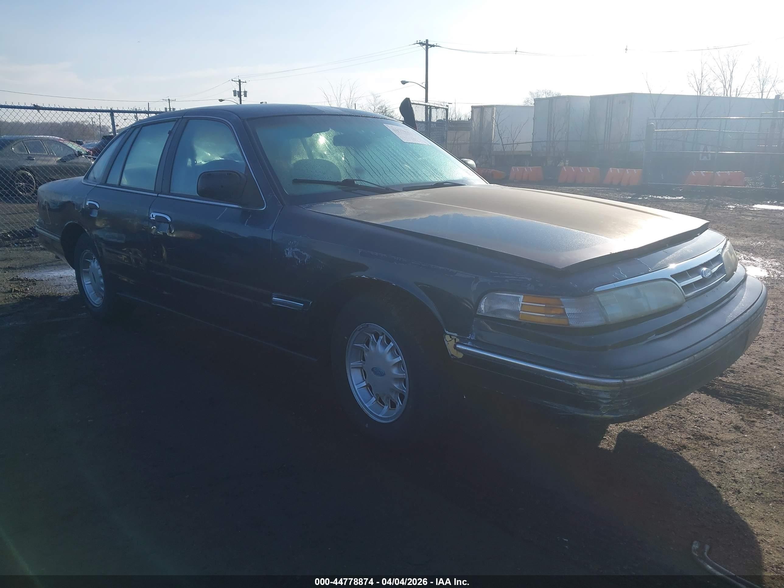 1997 Ford Crown Victoria LX, VIN 2FALP74W9VX173935 — Side