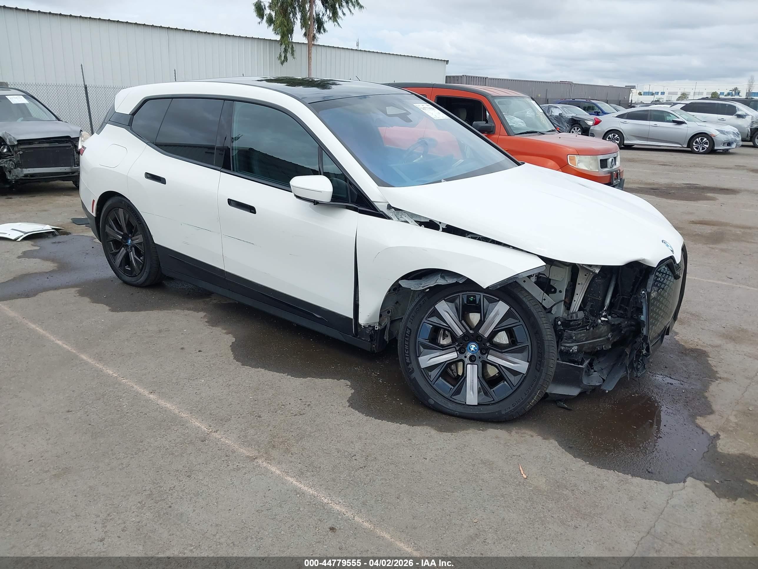 2024 BMW iX xDrive50, VIN WB523CF04RCP25438 — Перед