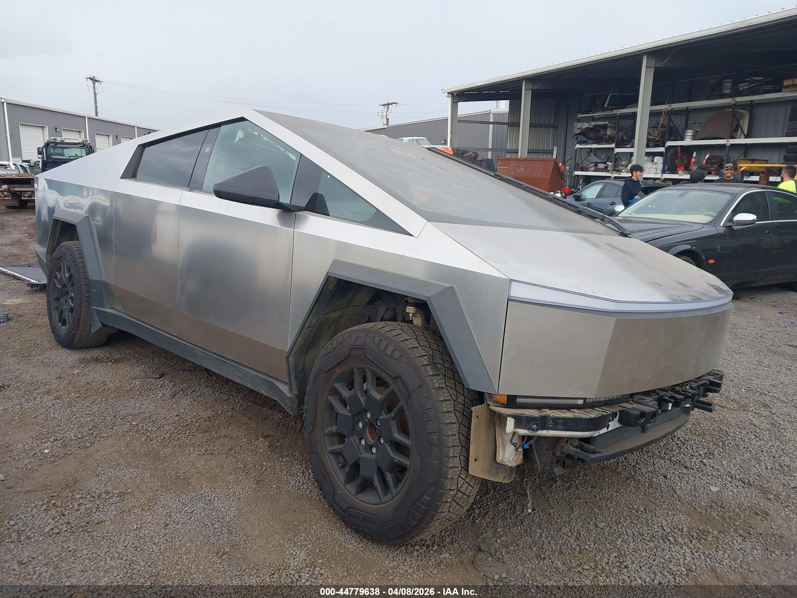 2024 Tesla Cybertruck, VIN 7G2CEHED4RA049784 — Перед