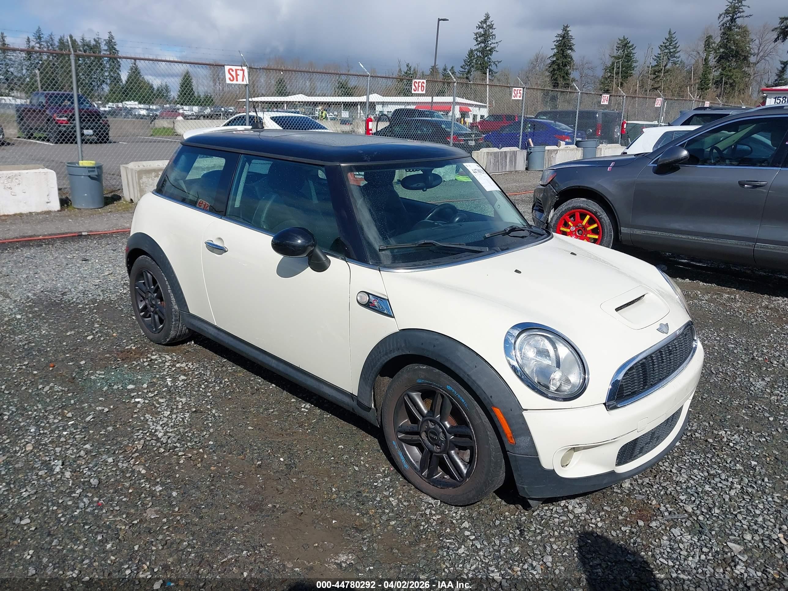 2007 MINI Hardtop S, VIN WMWMF73557TL87344 — Зад