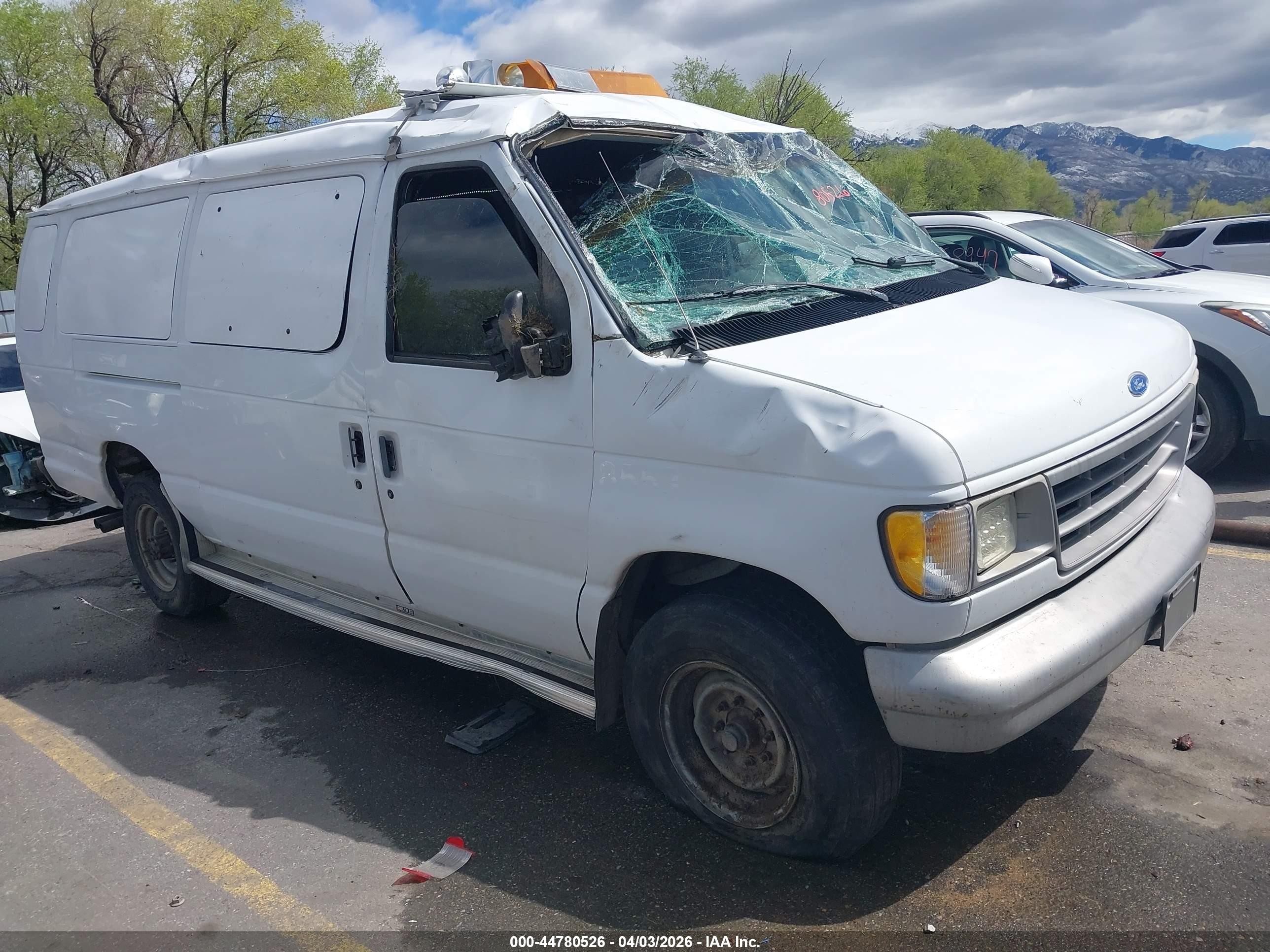 1995 Ford Econoline Wagon XL, VIN 1FBJS31H9SHB96310 — Side