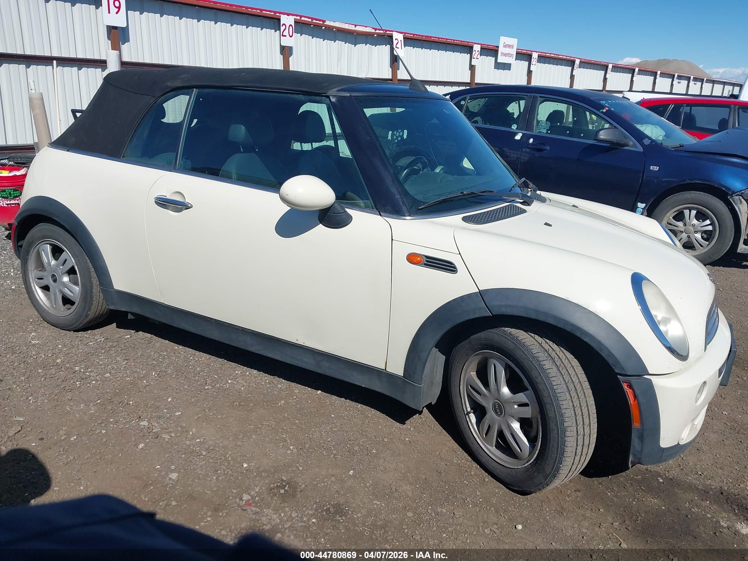 2007 MINI Convertible, VIN WMWRF335X7TF66156 — Зад