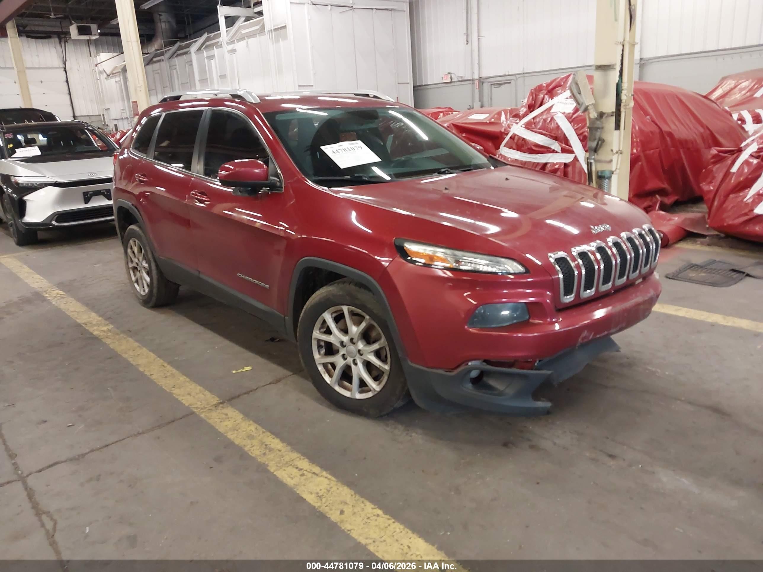 2015 Jeep Cherokee Latitude, VIN 1C4PJLCB4FW694725 — Перед