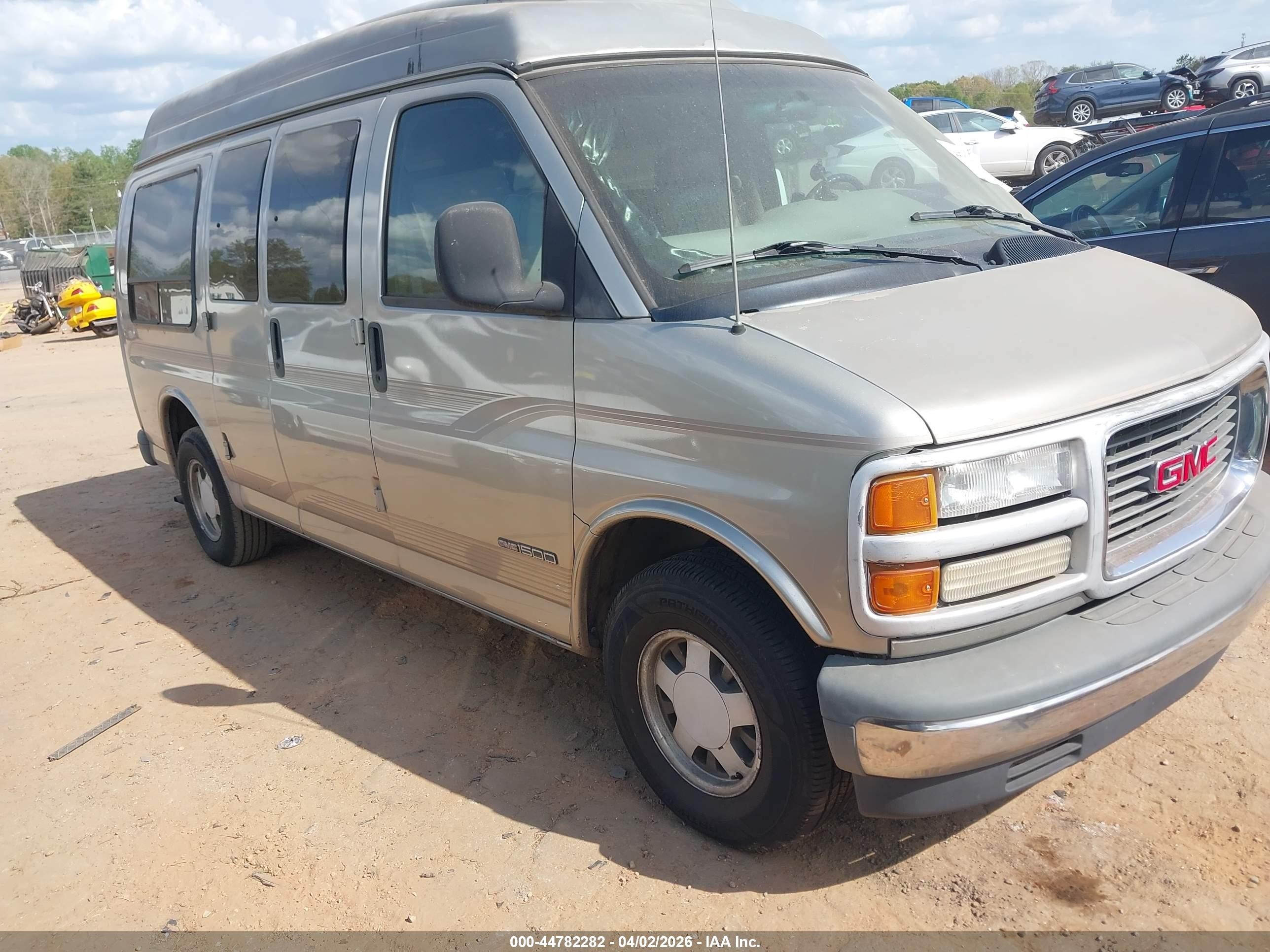 2000 GMC Savana Cargo RV Conversion, VIN 1GDFG15R0Y1130834 — Normal wear