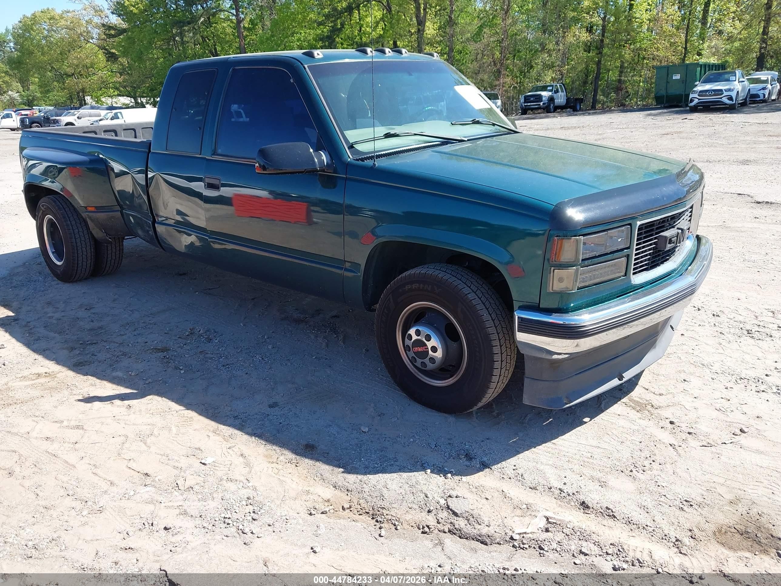 2000 GMC Sierra 3500, VIN 1GTHC39J2YF509233 — Rear end