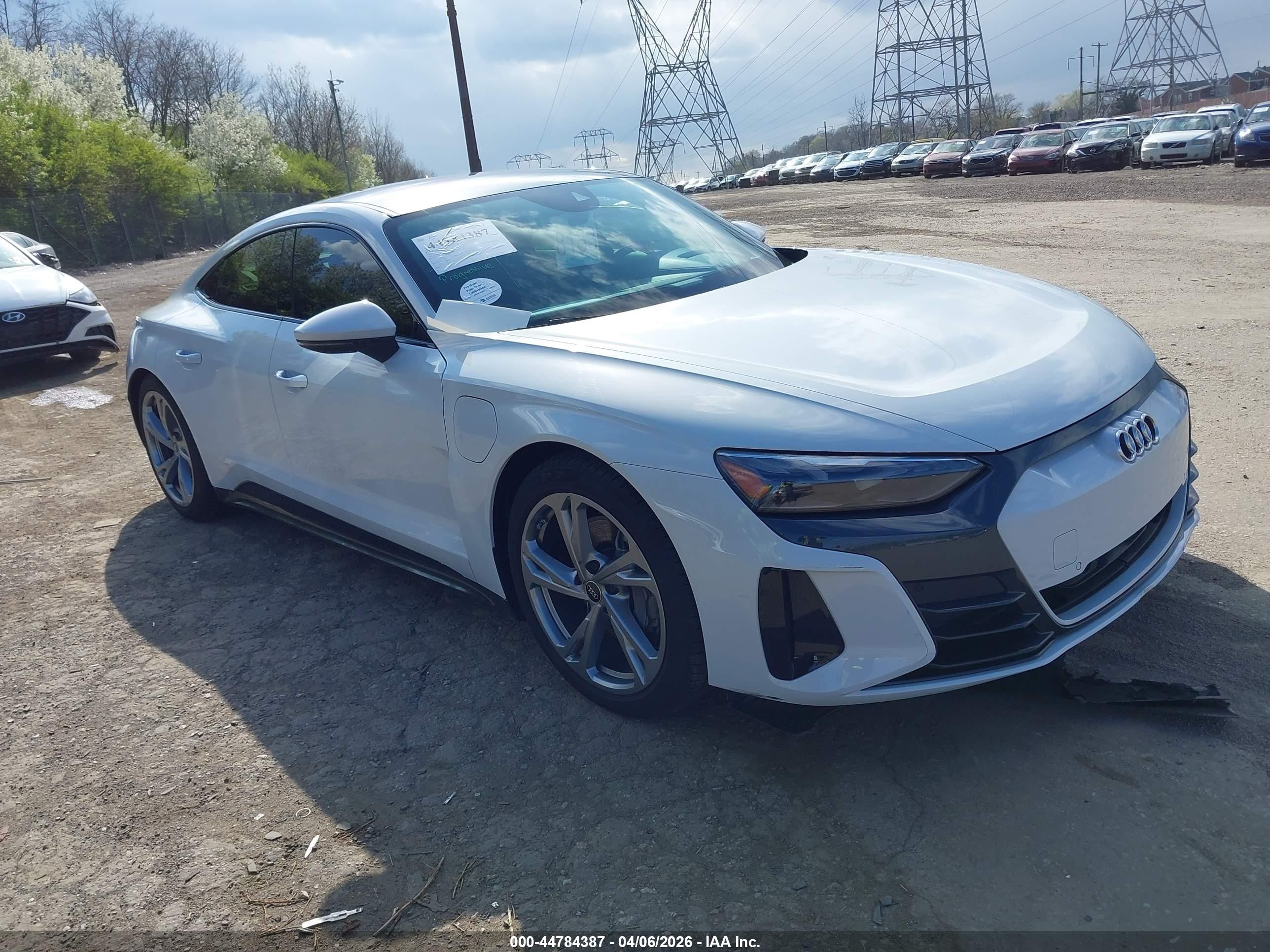 2024 Audi e-tron GT Premium Plus, VIN WAUFJBFWXR7003889 — Днище