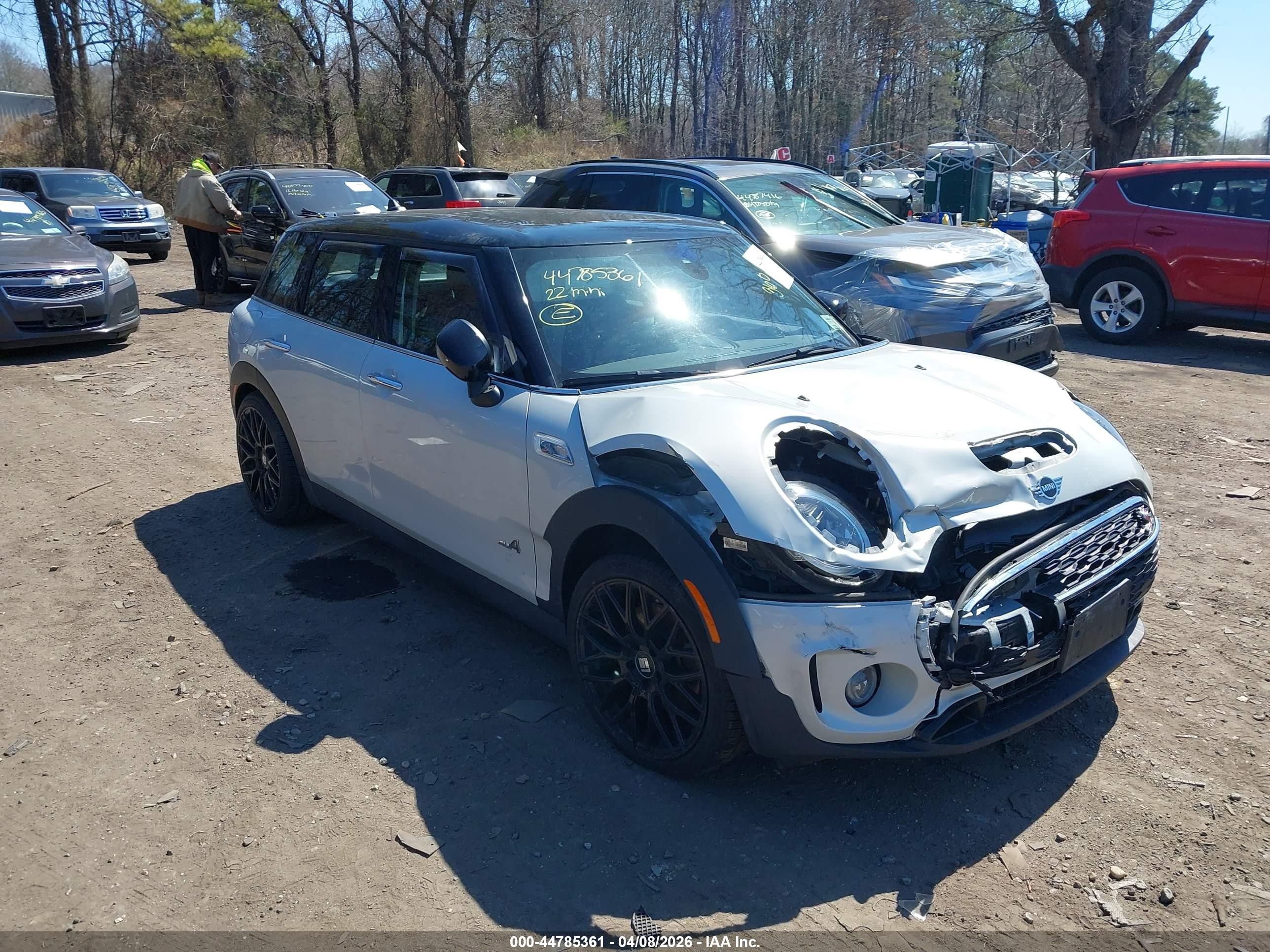 2022 MINI Clubman Cooper S, VIN WMWXJ1C08N2R90949 — Перед