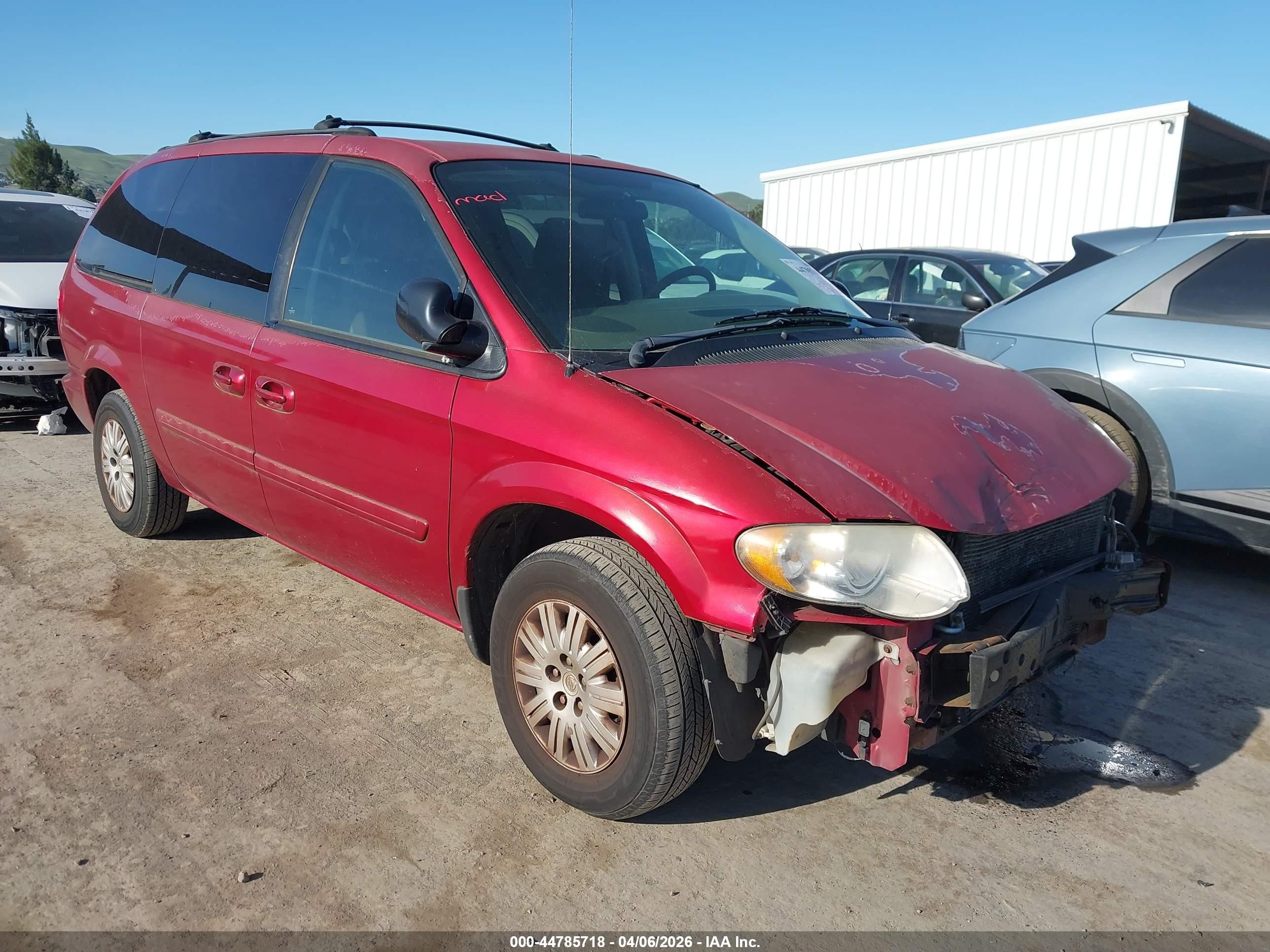 2005 Chrysler Town & Country LX, VIN 2C4GP44R35R543253 — Front end