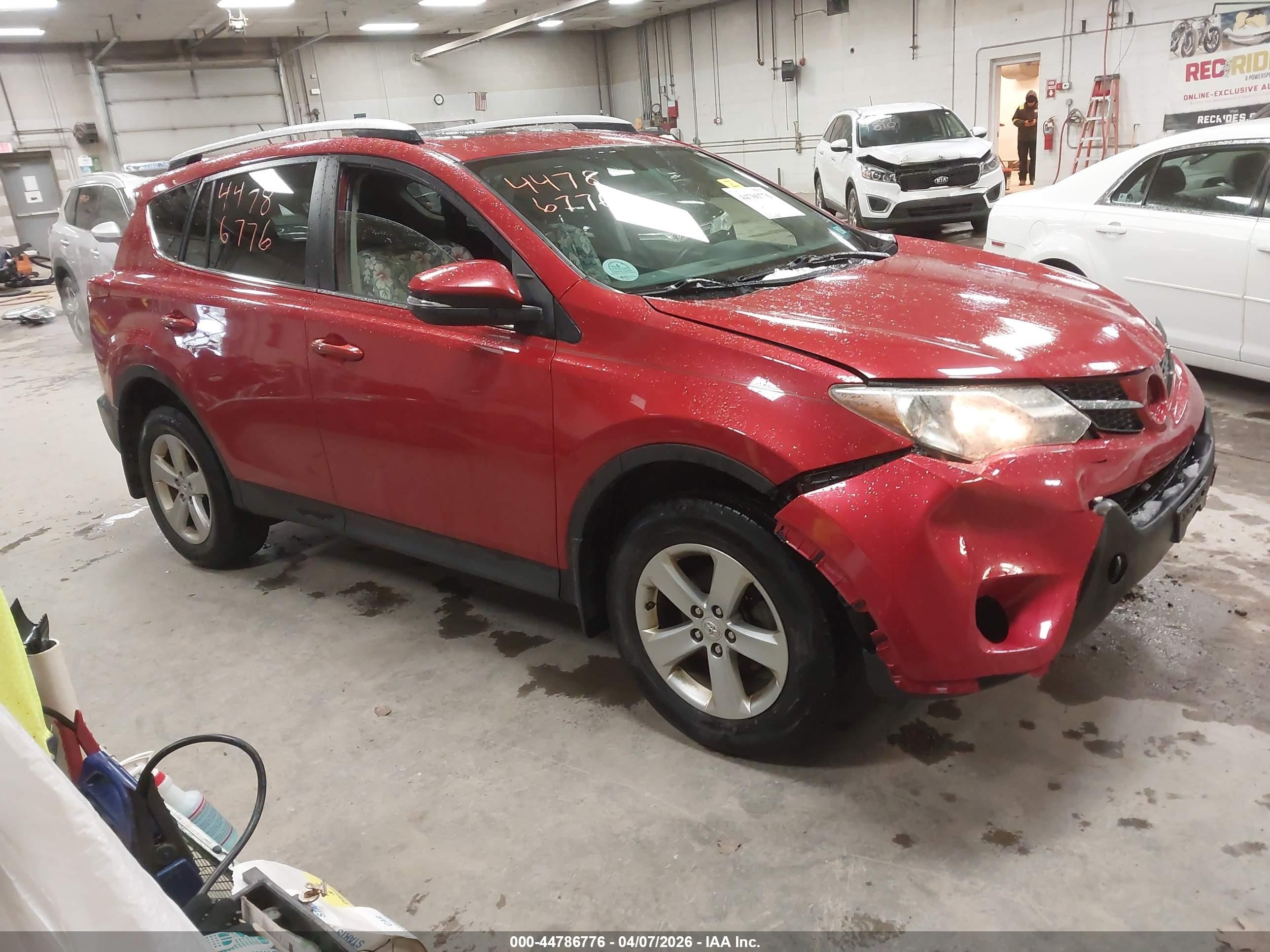 2014 Toyota RAV4 XLE, VIN JTMRFREV4ED063407 — Front end