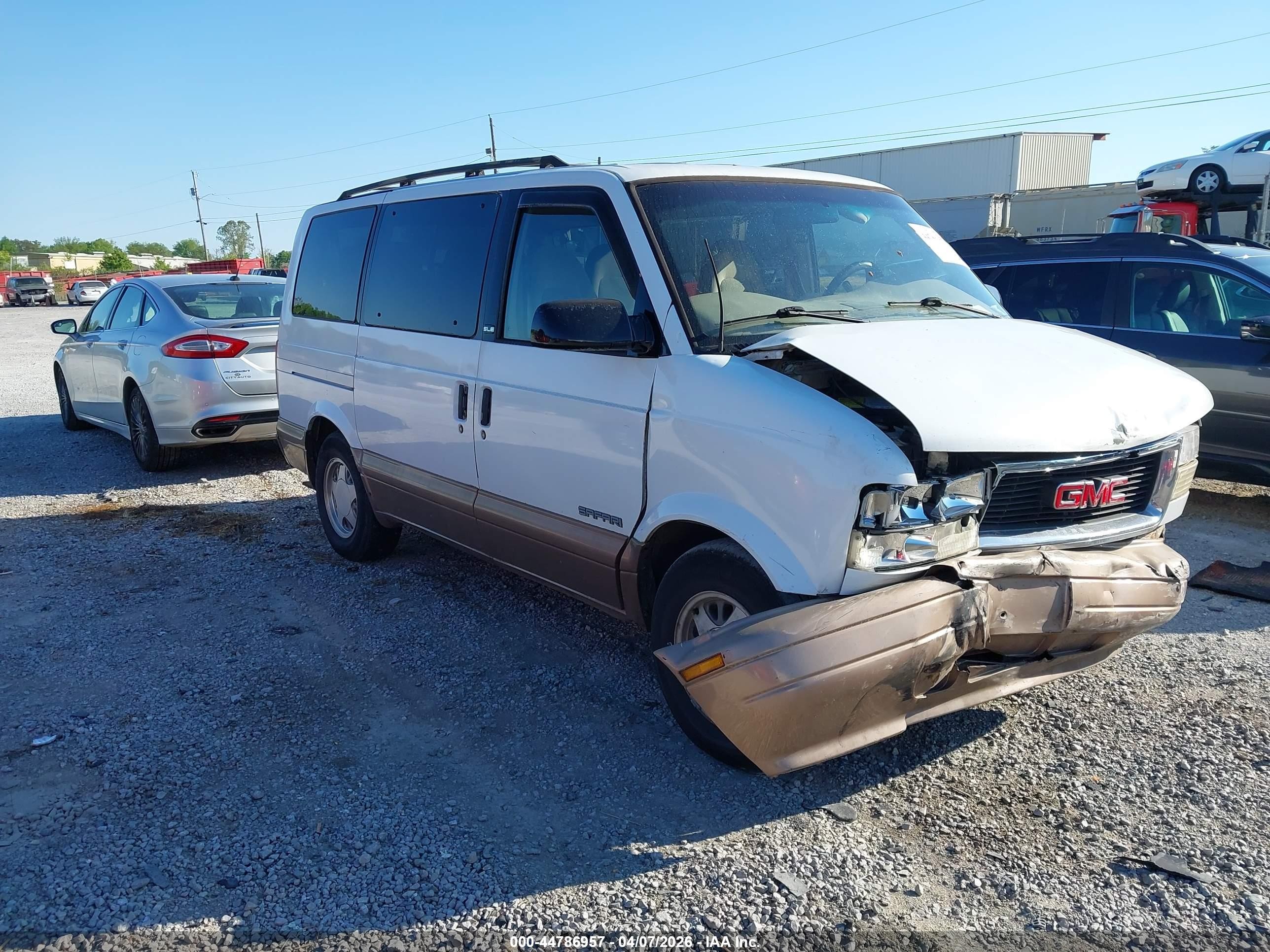 1999 GMC Safari, VIN 1GKDM19W3XB500739 — Front end