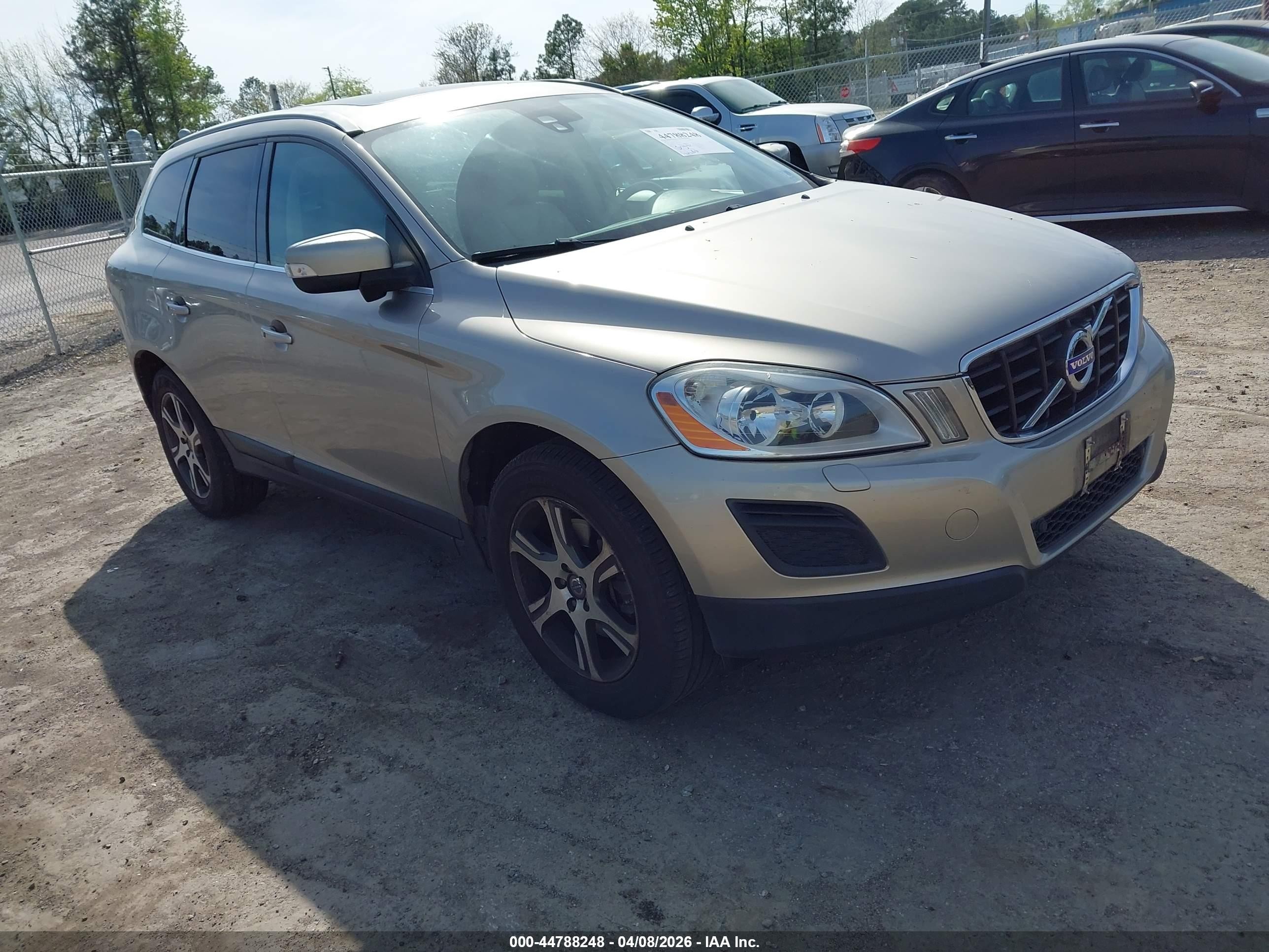 2011 Volvo XC60 3.0T, VIN YV4902DZXB2206295 — Side