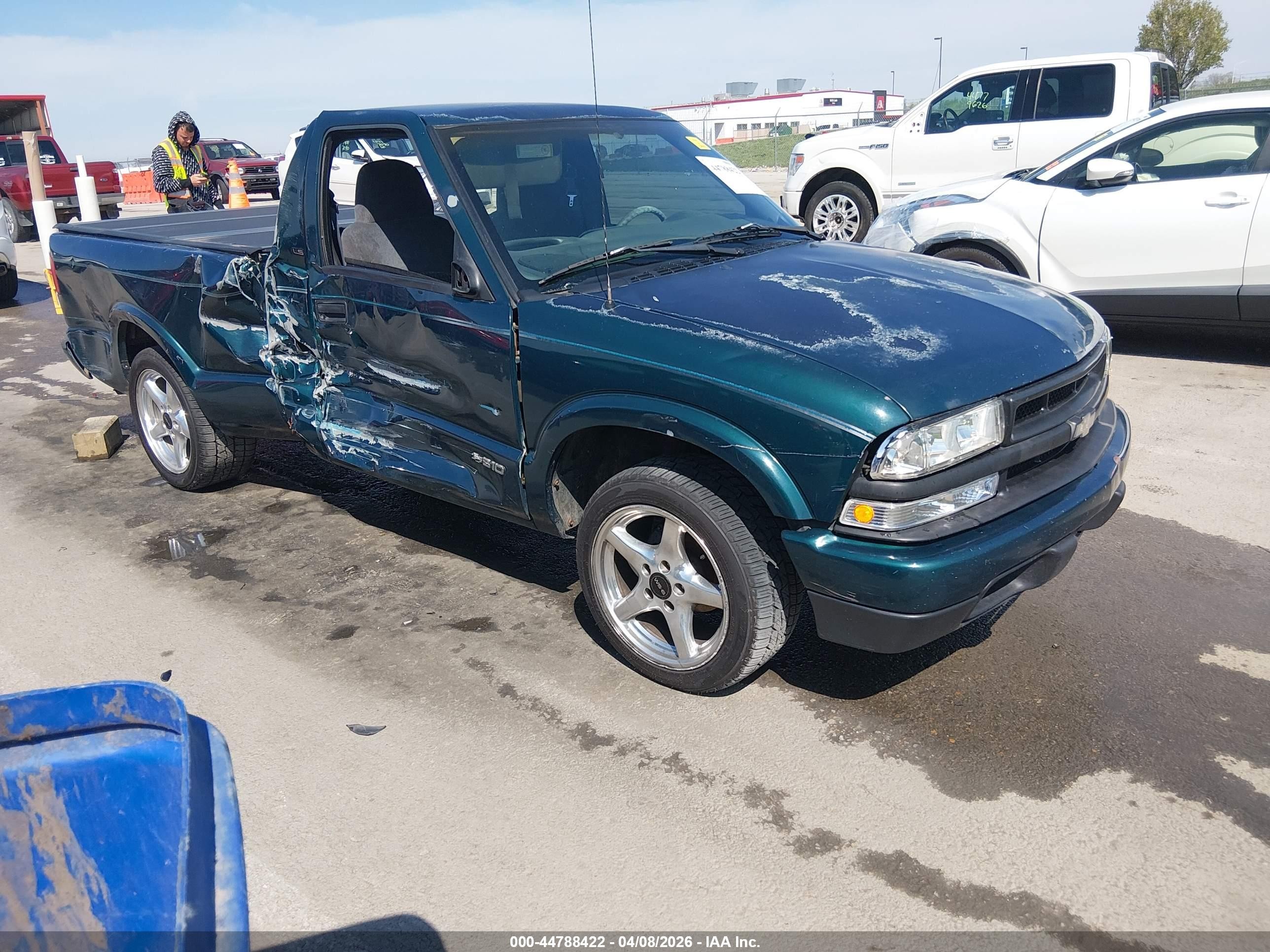 1998 Chevrolet S-10, VIN 1GCCS14X3WK163033 — Side