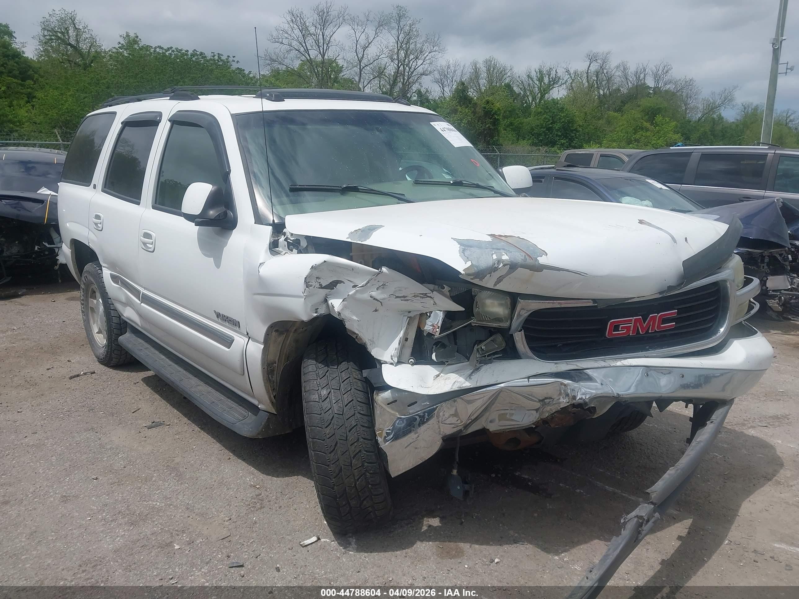2004 GMC Yukon SLE, VIN 1GKEC13Z14R323217 — Front end
