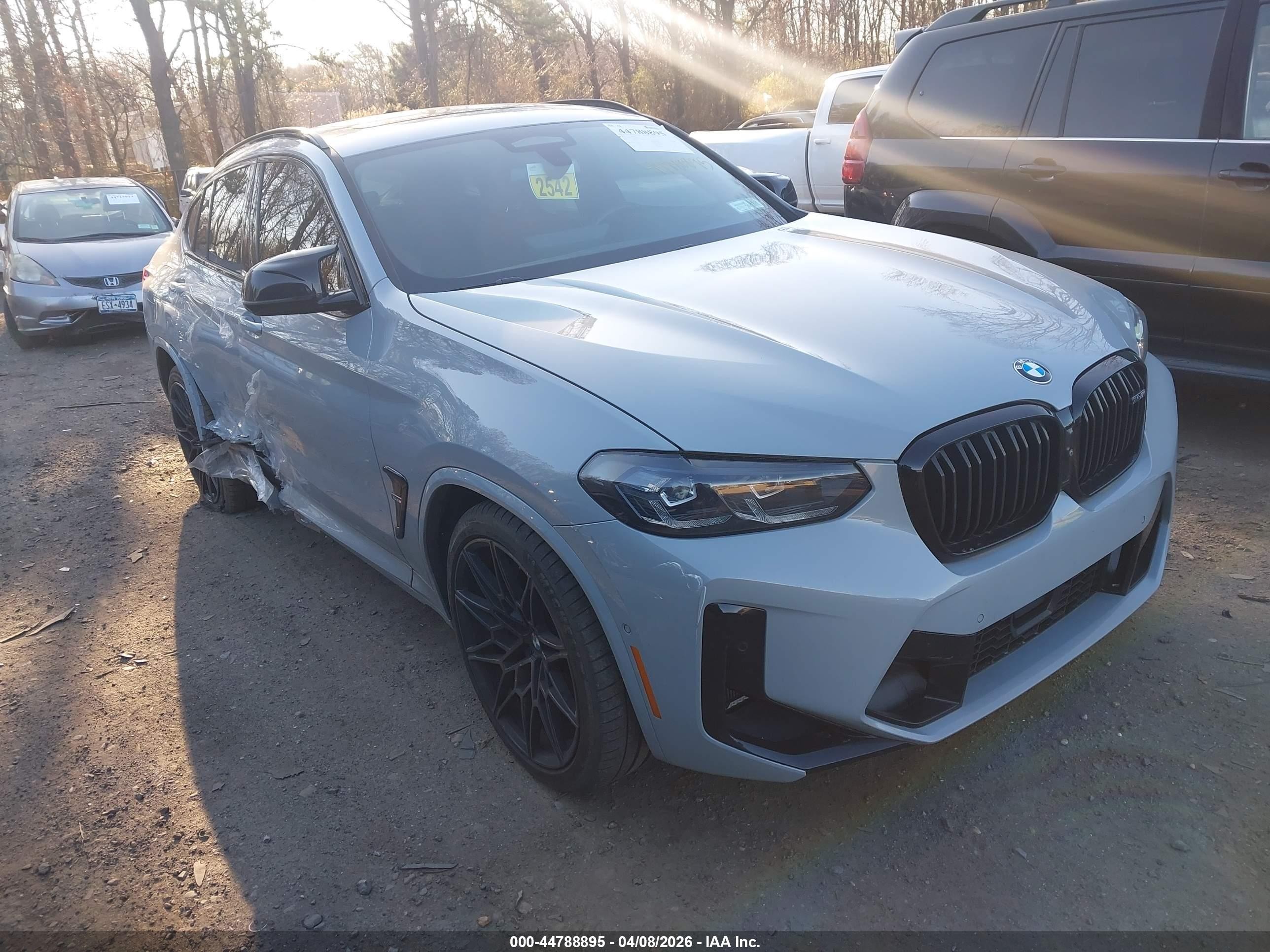 2022 BMW X4 M, VIN 5YM23EC09N9M71552 — Бок