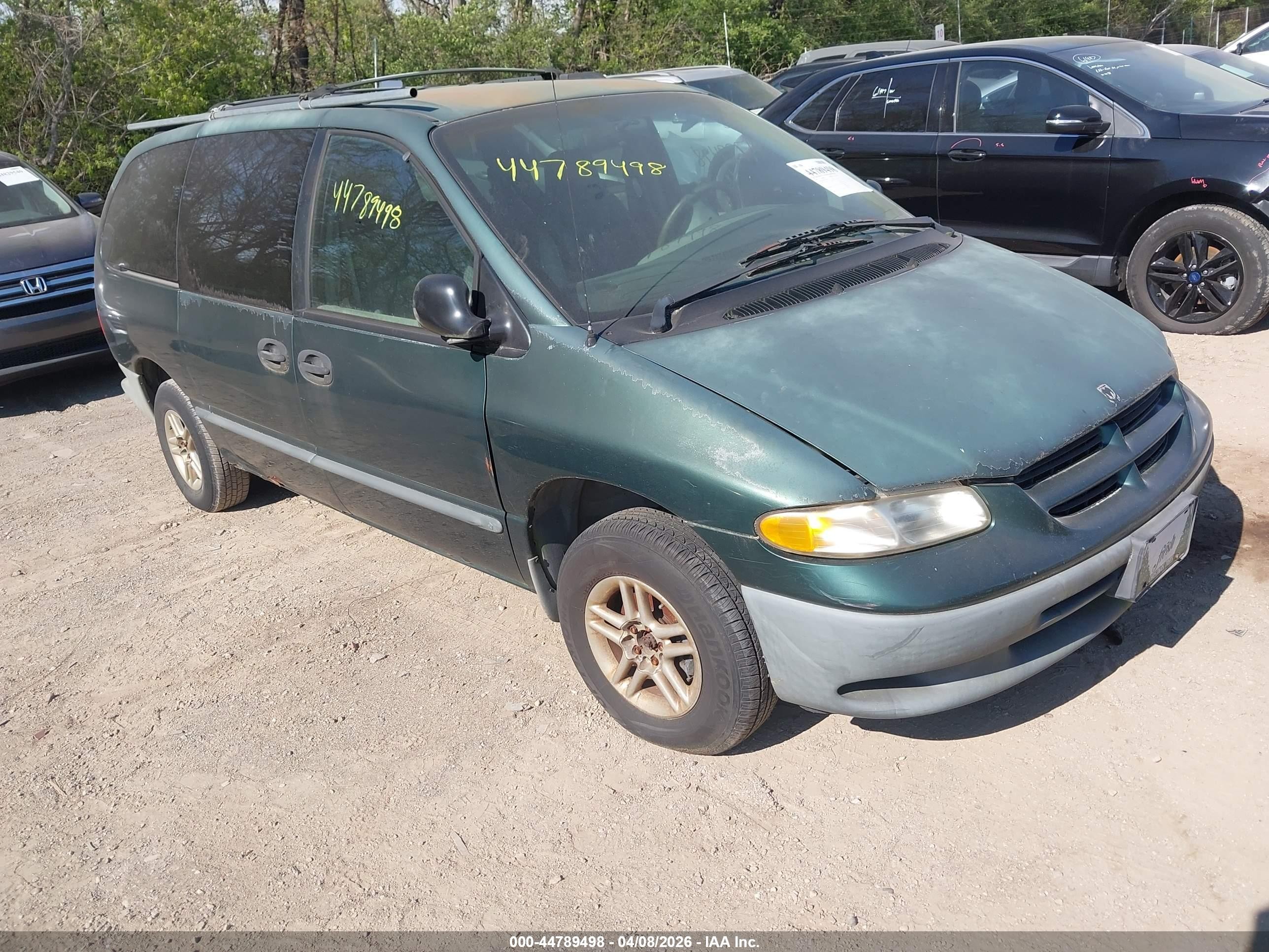 1999 Dodge Caravan, VIN 2B4GP2435XR110419 — Перед