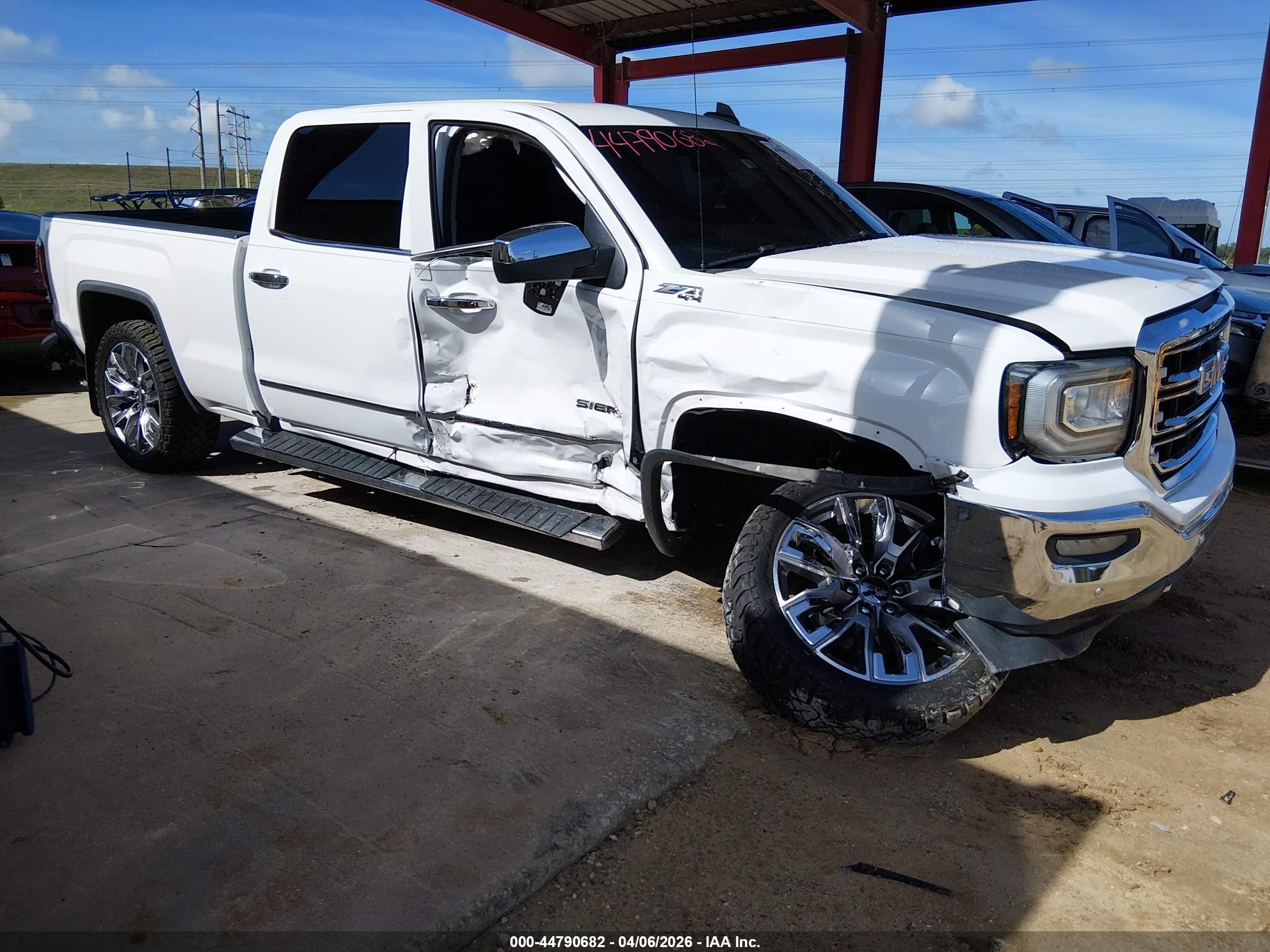 2018 GMC Sierra 1500 SLT, VIN 3GTU2NEC3JG200962 — Side