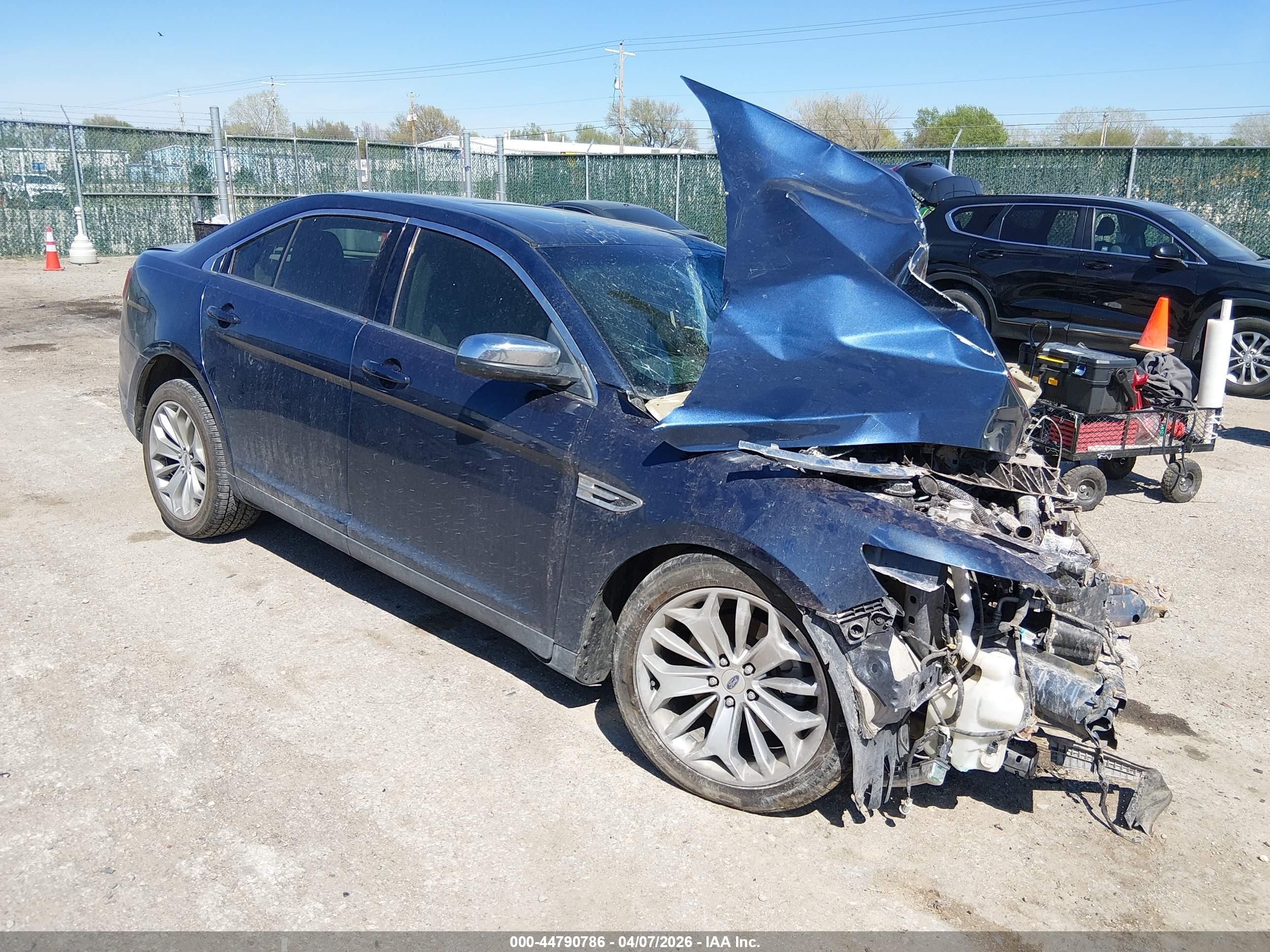 2017 Ford Taurus Limited, VIN 1FAHP2F86HG121597 — Front end