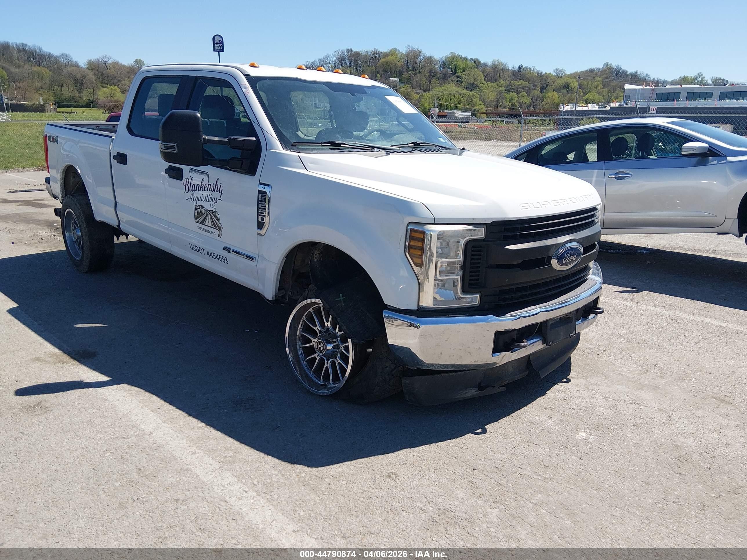 2019 Ford F-250 XL, VIN 1FT7W2BT2KEF83144 — Перед
