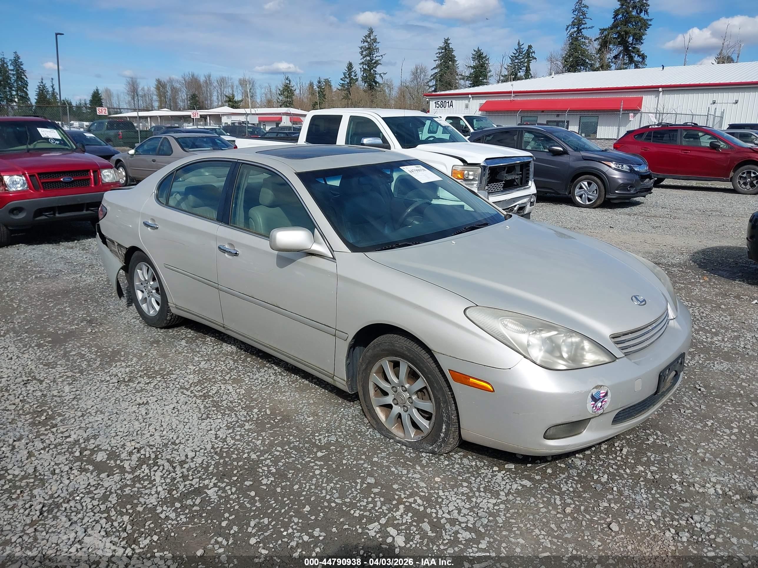 2002 Lexus ES 300, VIN JTHBF30G420056238 — Rear end