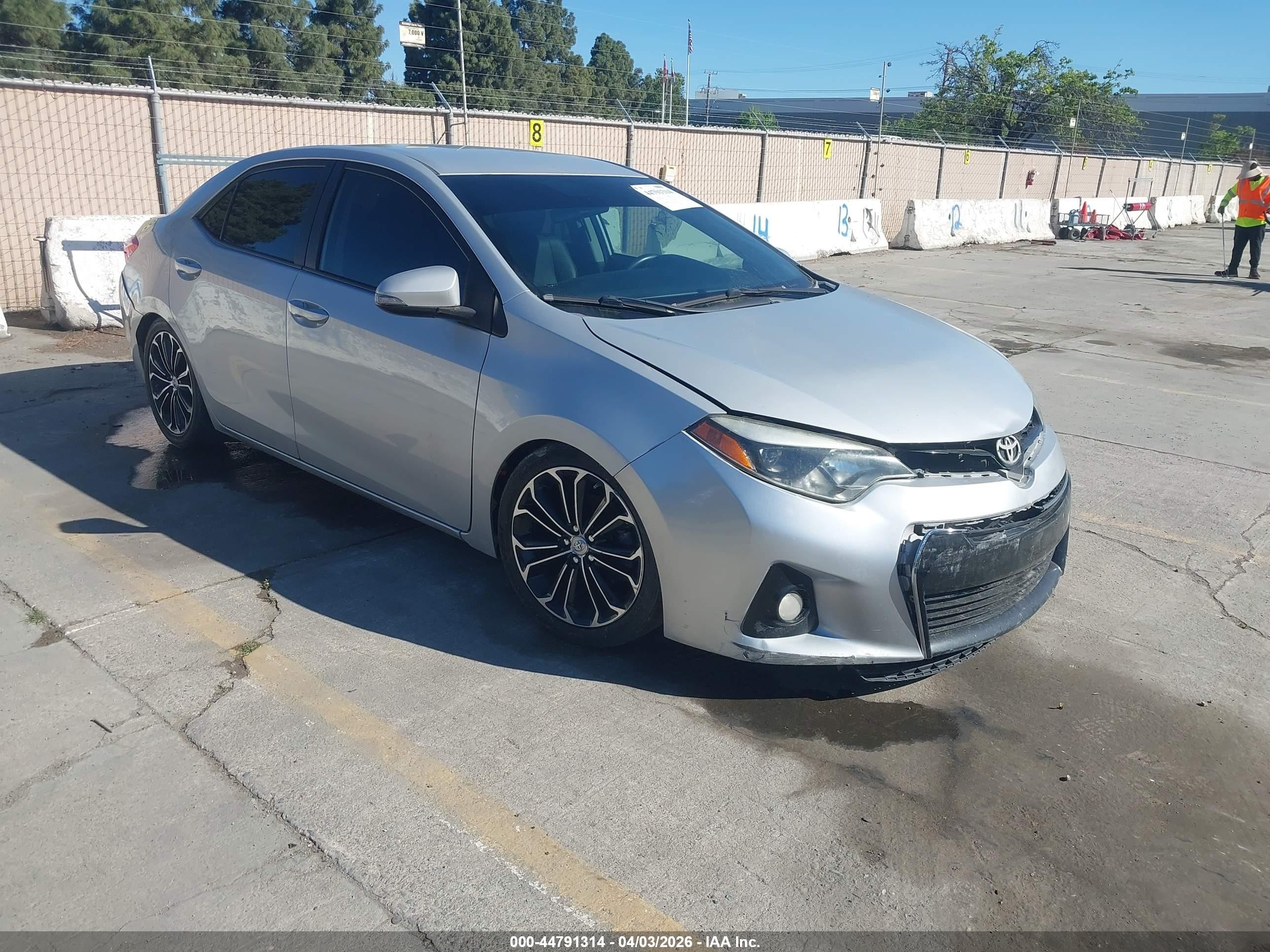 2015 Toyota Corolla LE, VIN 2T1BURHEXFC242827 — Side